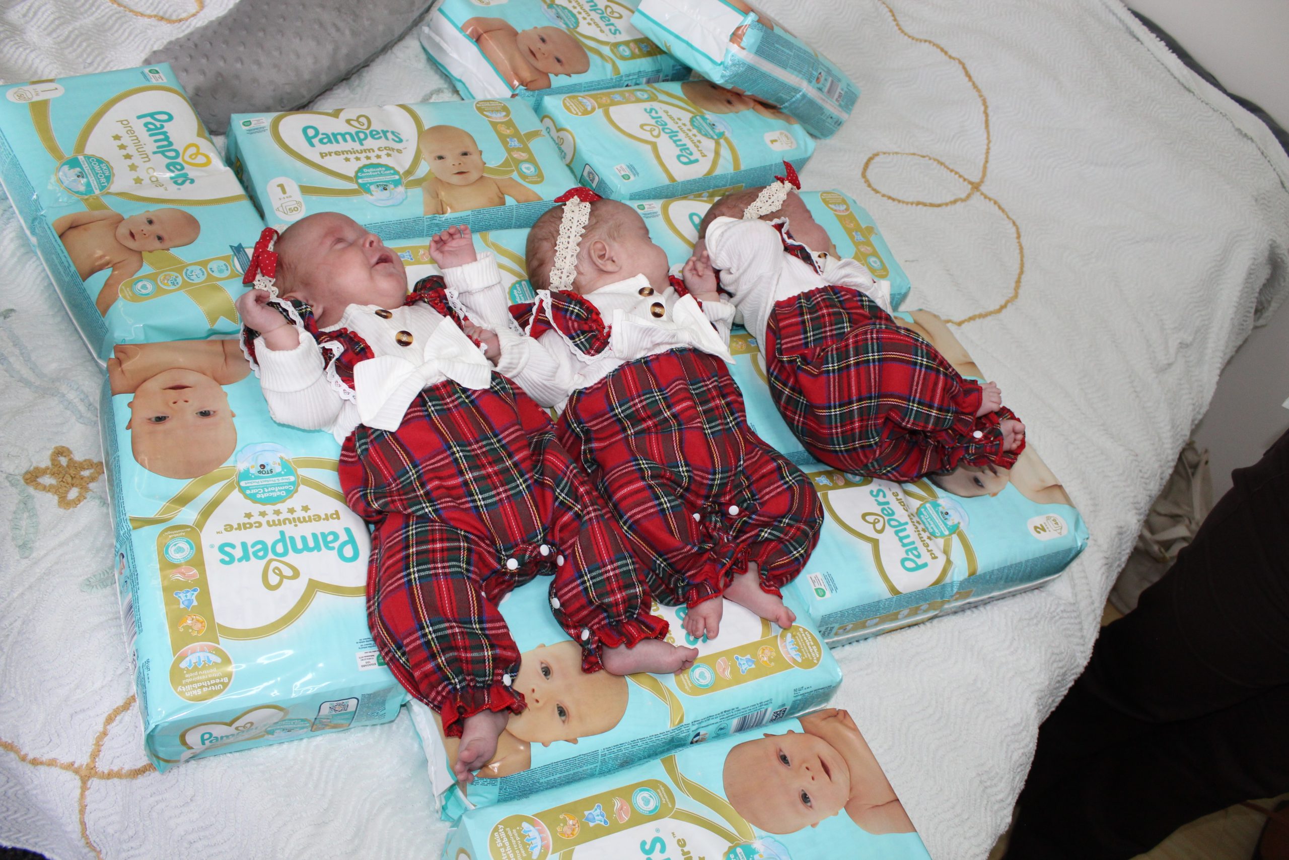 4) Na zdjęciu trojaczki leżące na pieluszkach