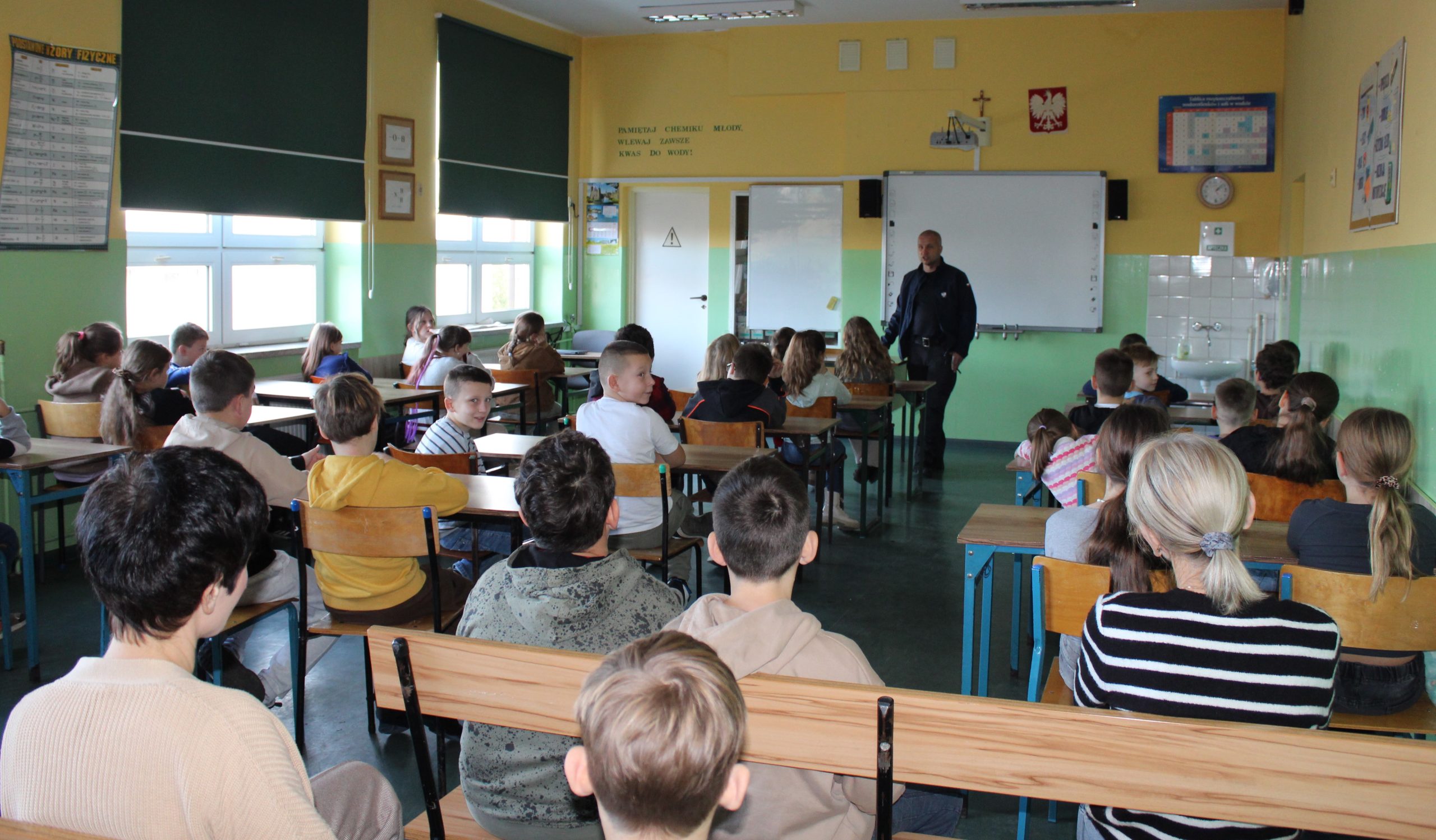 2) Na zdjęciu Pan Paweł Boguszewski oraz uczniowie słuchający jego wykładu.