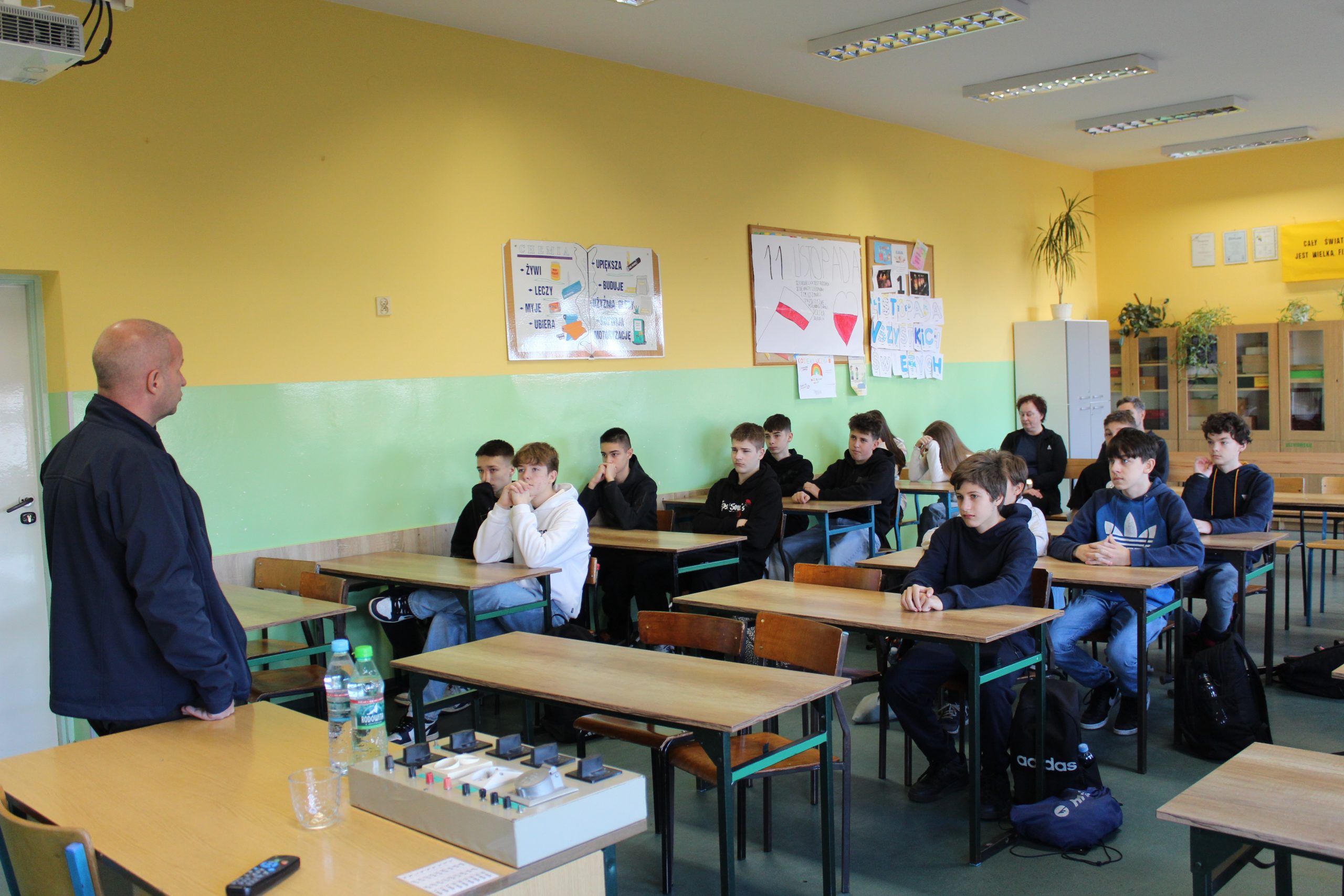 3) Na fotografii starsi uczniowie słuchający wykładu pana Pawła Boguszewskiego na temat hejtu.