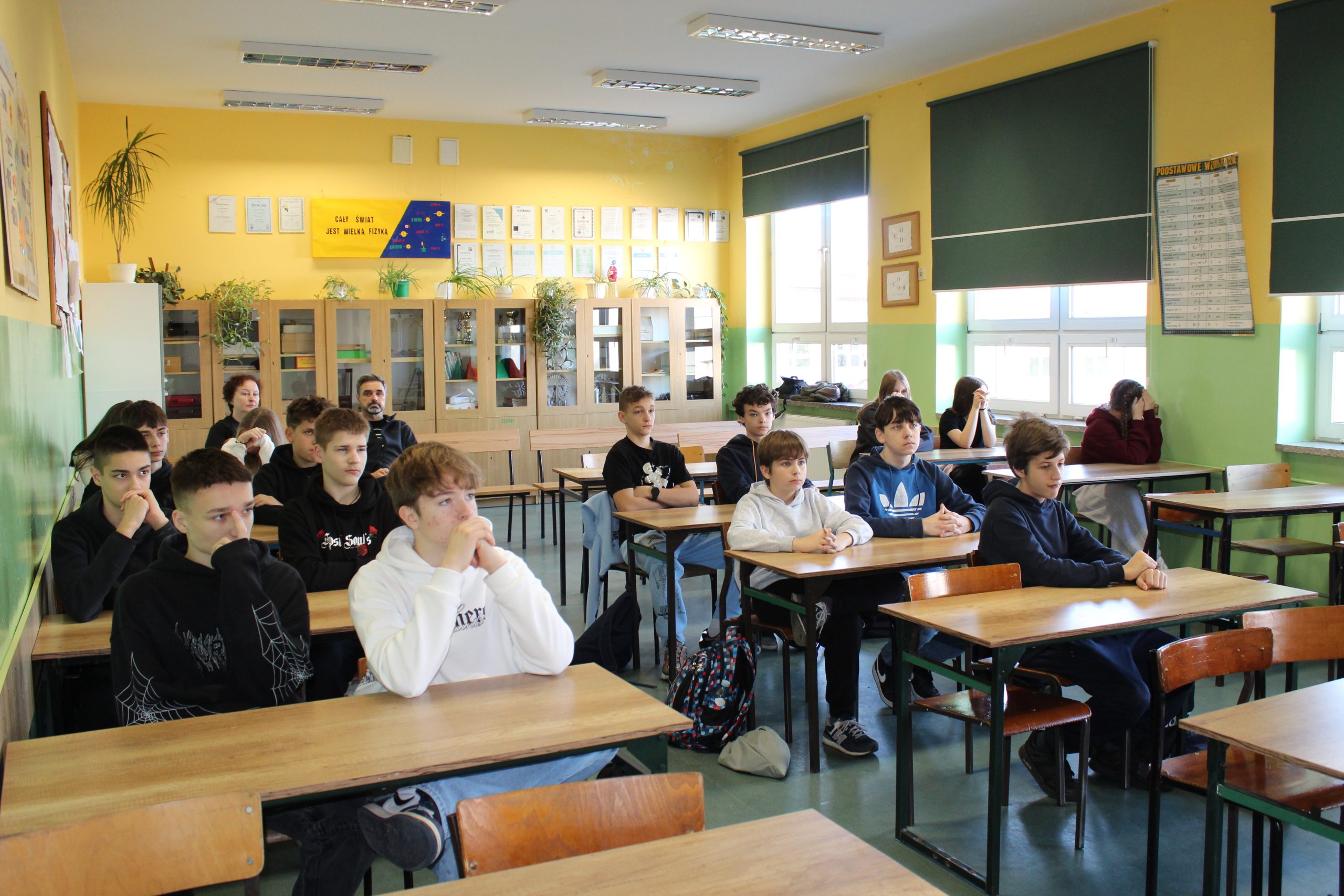4) Zdjęcie przedstawia uczniów i uczennice słuchających wykładu Pana Pawła Boguszewskiego.