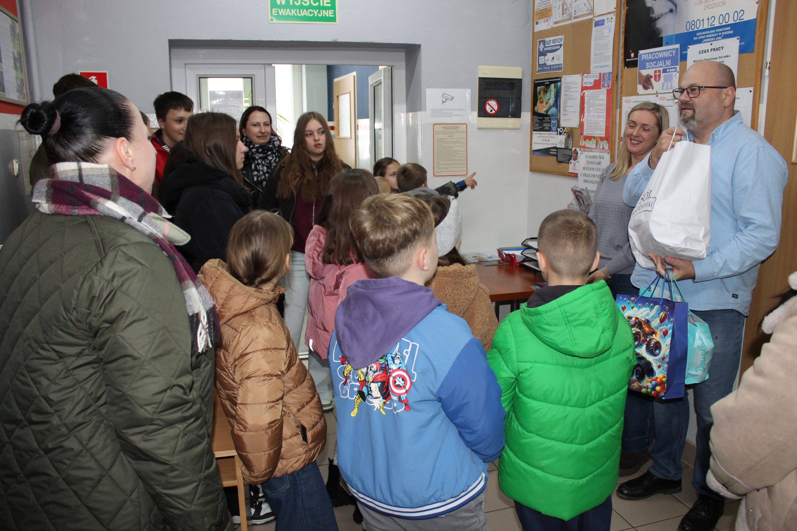 4) Na fotografii uczniowie Zespołu Szkolno – Przedszkolnego w Sompolnie oraz pracownicy MGOPS w Sompolnie.