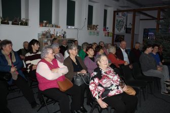 1. Zdjęcie wykonane w Dziennym Centrum Wsparcia w Sompolnie. Przedstawia uczestników spotkania na temat probiotyków.
