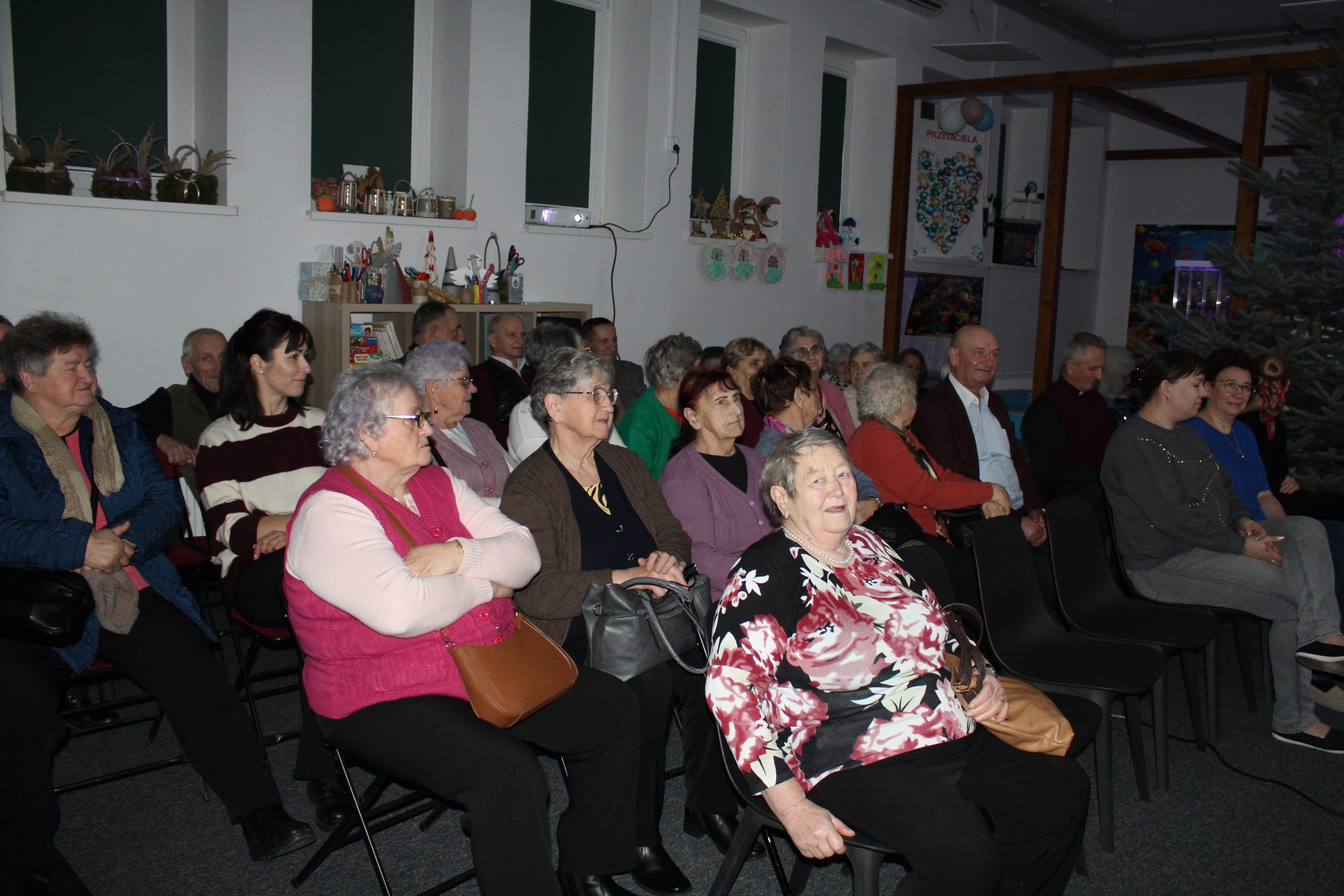1. Zdjęcie wykonane w Dziennym Centrum Wsparcia w Sompolnie. Przedstawia uczestników spotkania na temat probiotyków.