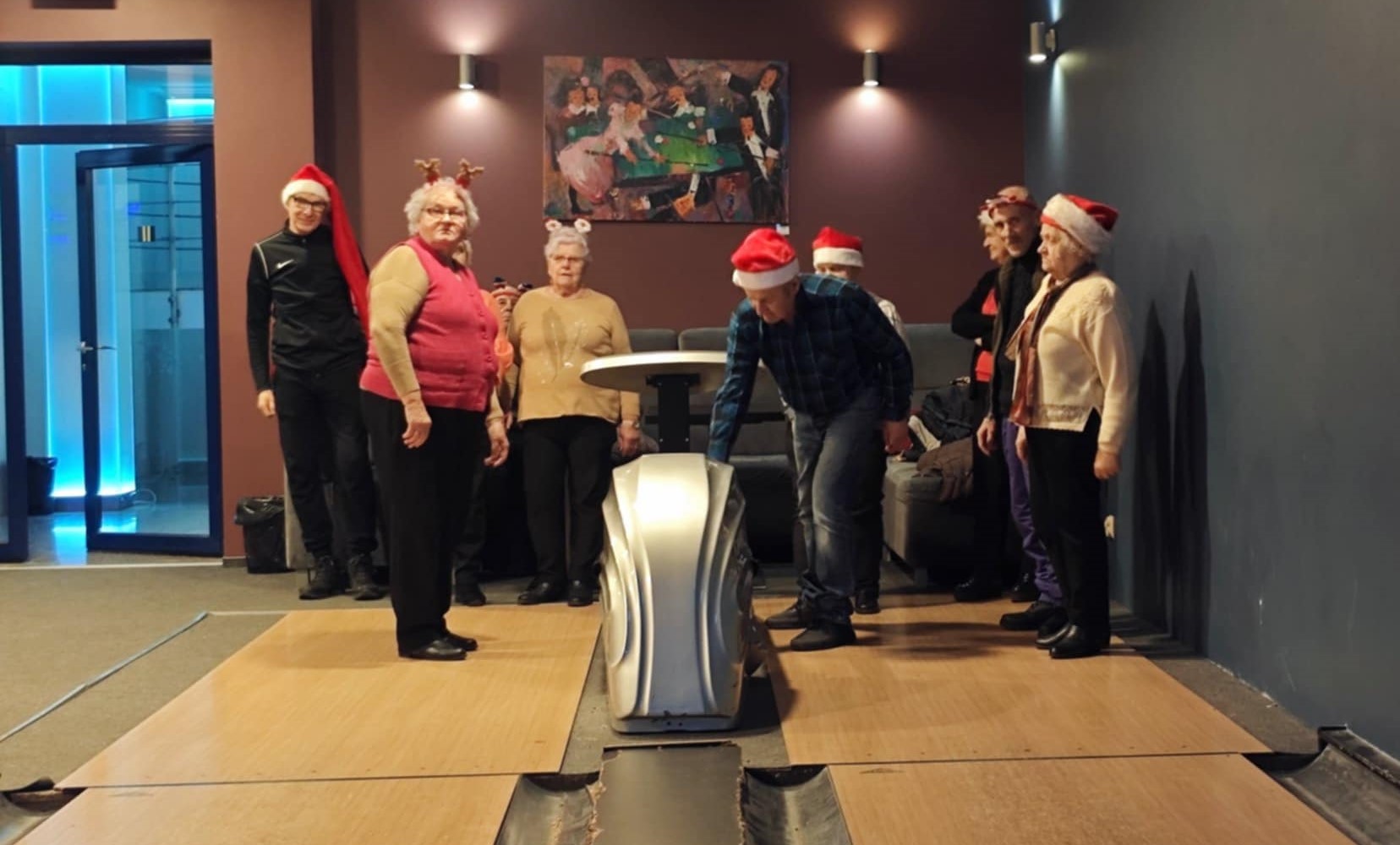 3) Na zdjęciu seniorzy podczas gry w kręgle