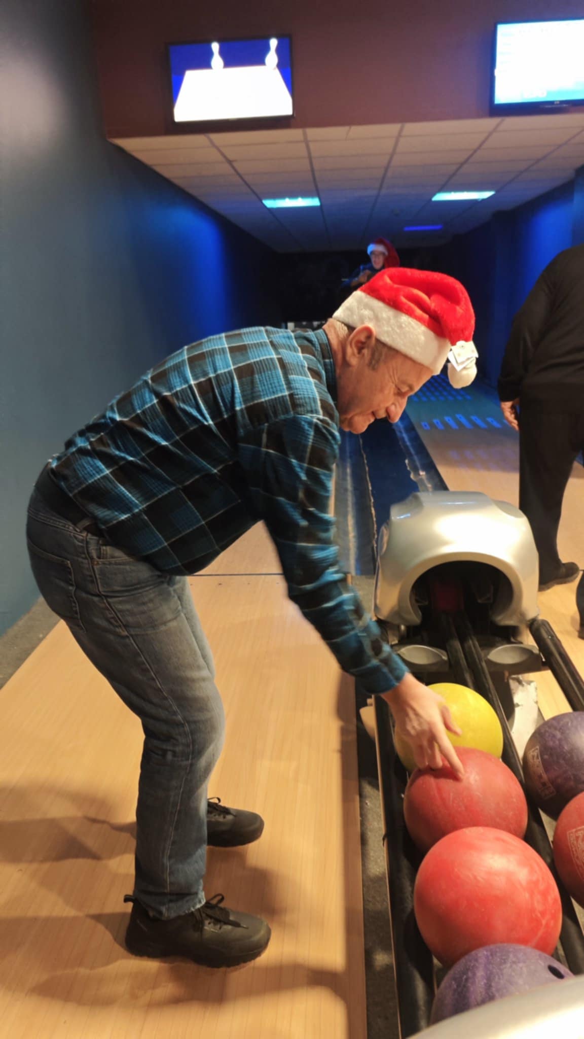 4) Zdjęcie przedstawia seniora biorącego kulę do kręgli