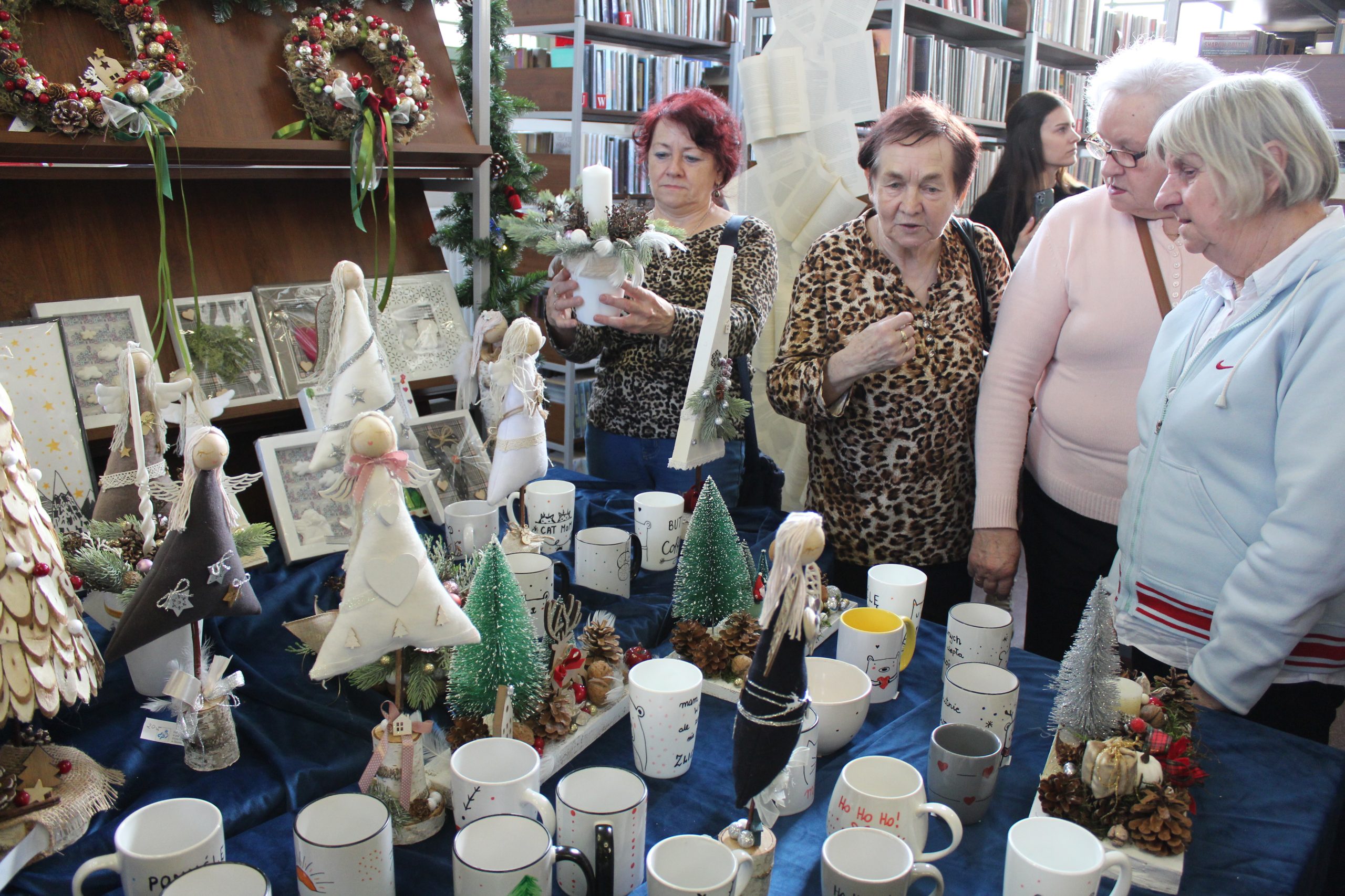 2) Na zdjęciu osoby oglądające wystawę.