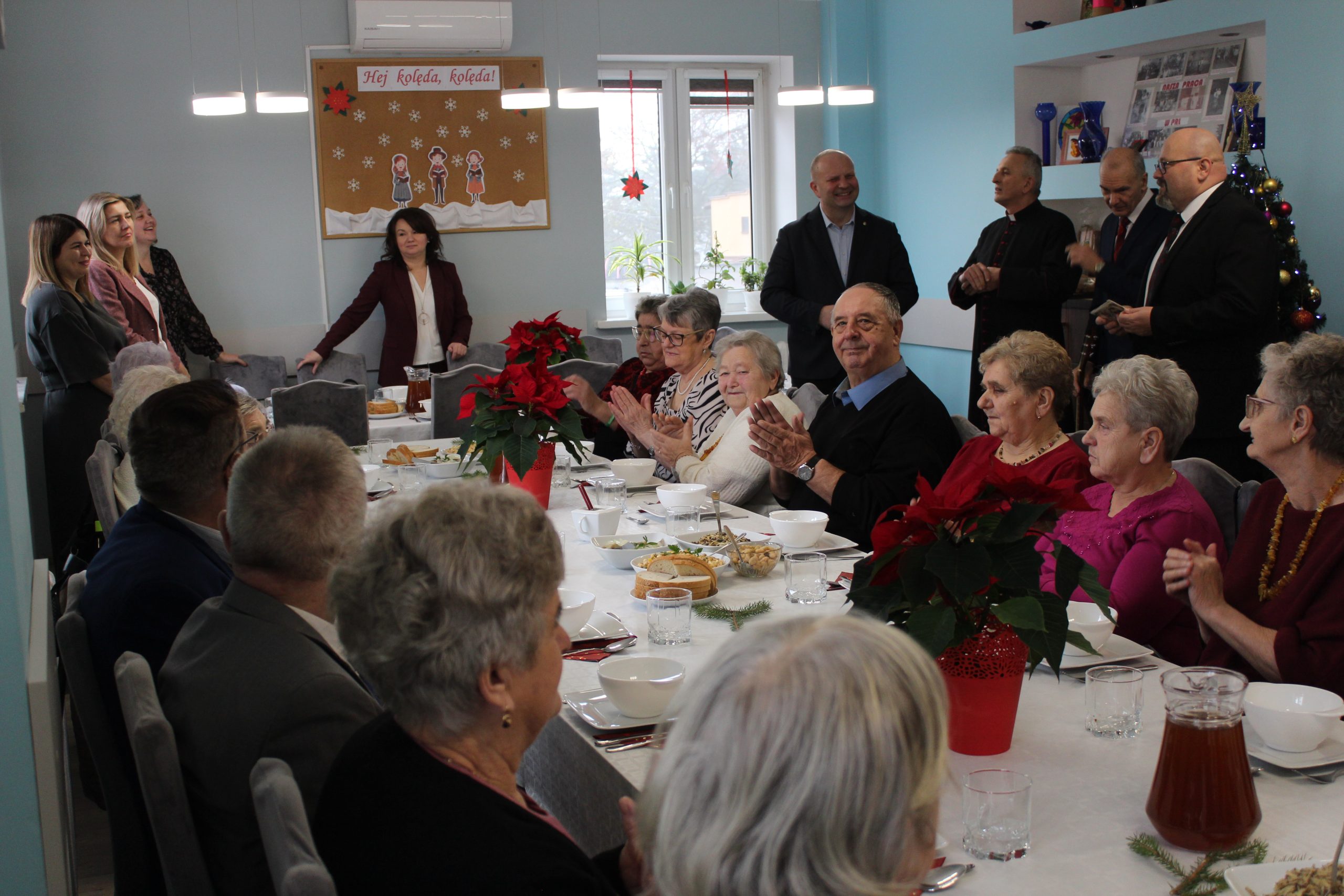 2) Na fotografii zaproszeni gości i uczestnicy spotkania.