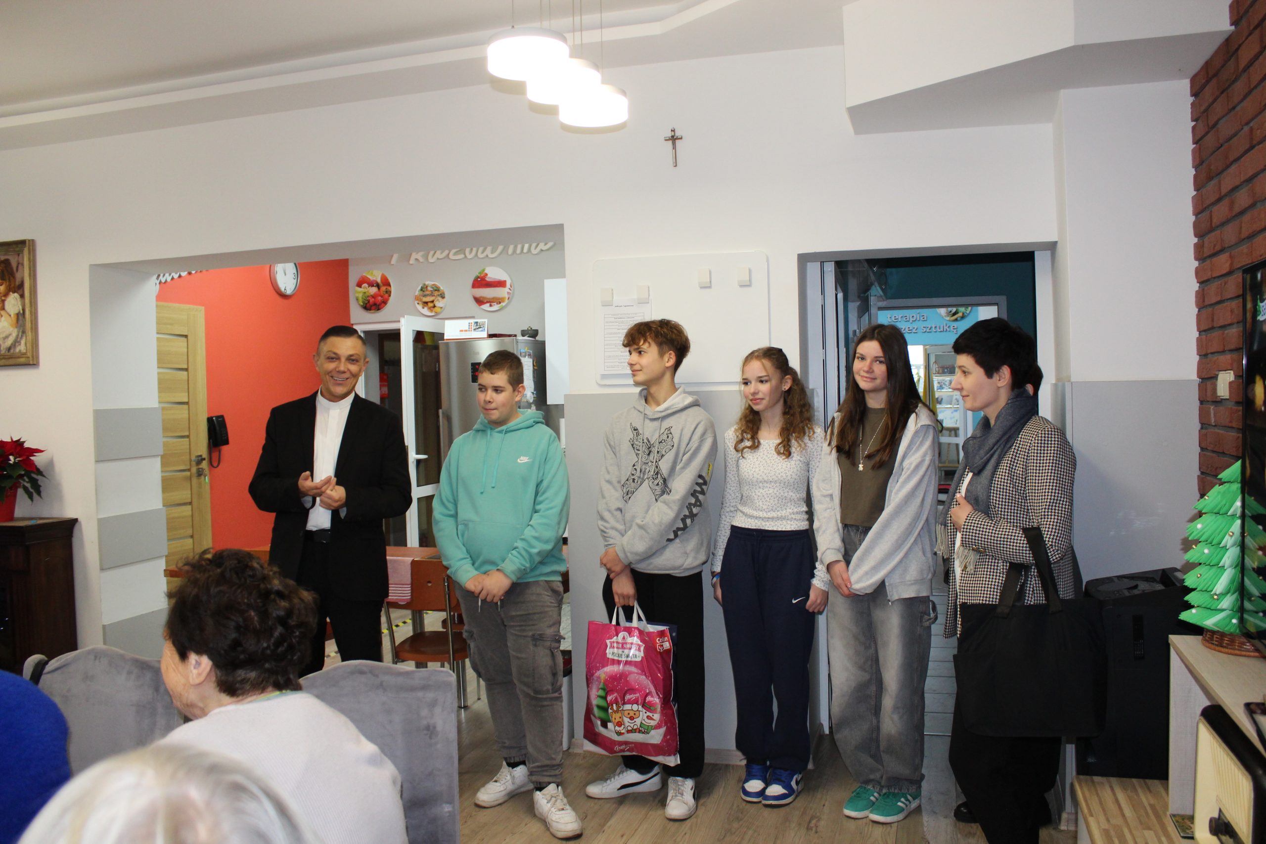 2) Na zdjęciu ksiądz, uczniowie z samorządu szkolnego oraz pani nauczycielka.