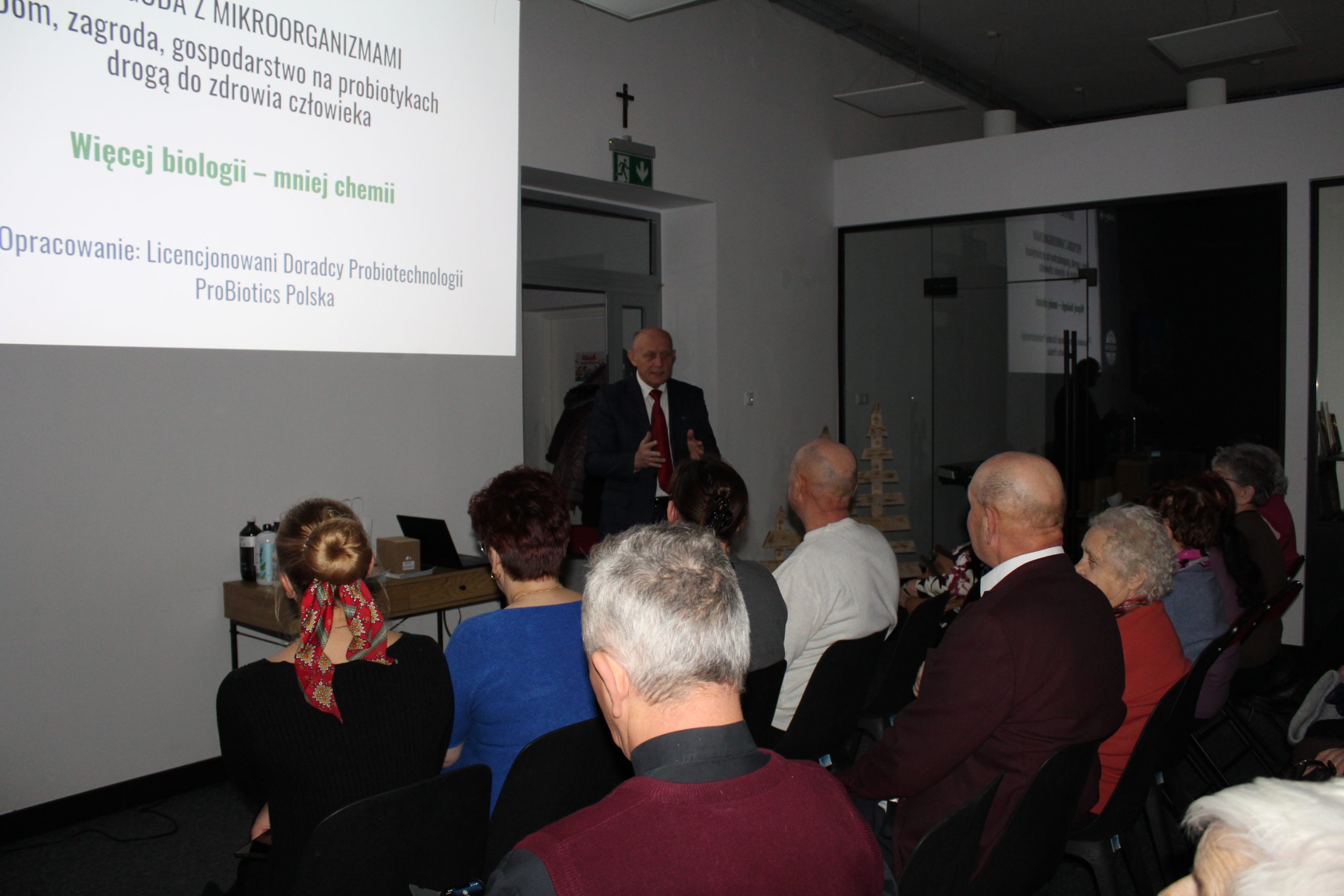 2. Zdjęcie przedstawia Pana Sławomira Gacka, który prowadzi wykład w DCW.