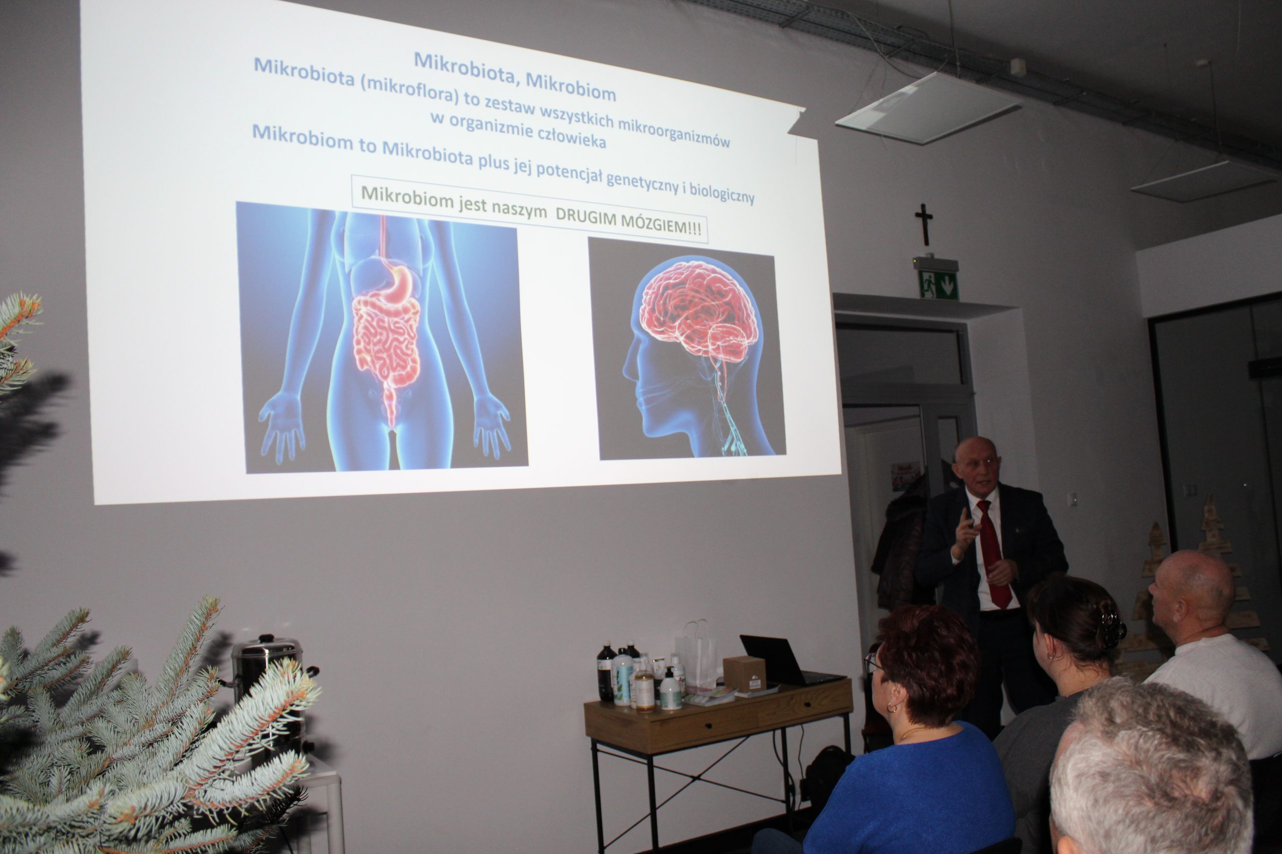 3. Na zdjęciu Pan Sławomir Gacka opowiadający o wpływie probiotyków na organizm człowieka