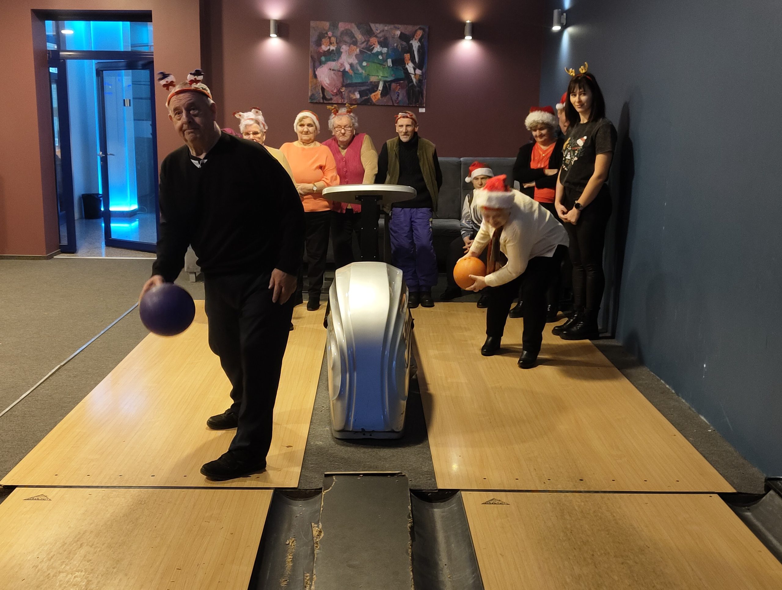 2) Na zdjęciu seniorzy rzucający kulami