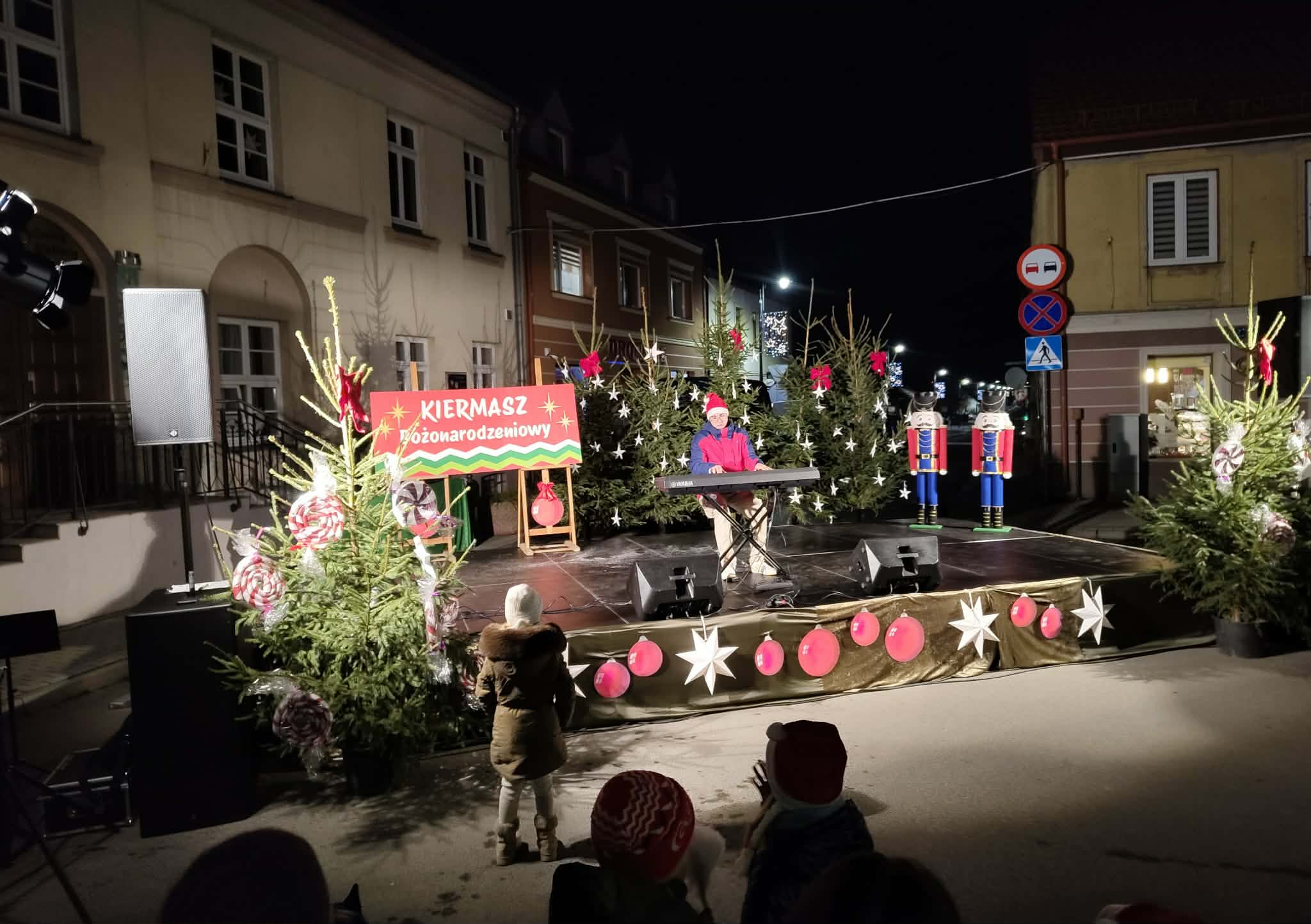 5) Na zdjęciu uczestnik zajęć w GOKU siedzący na scenie przy pianinie elektrycznym, grający świąteczne utwory