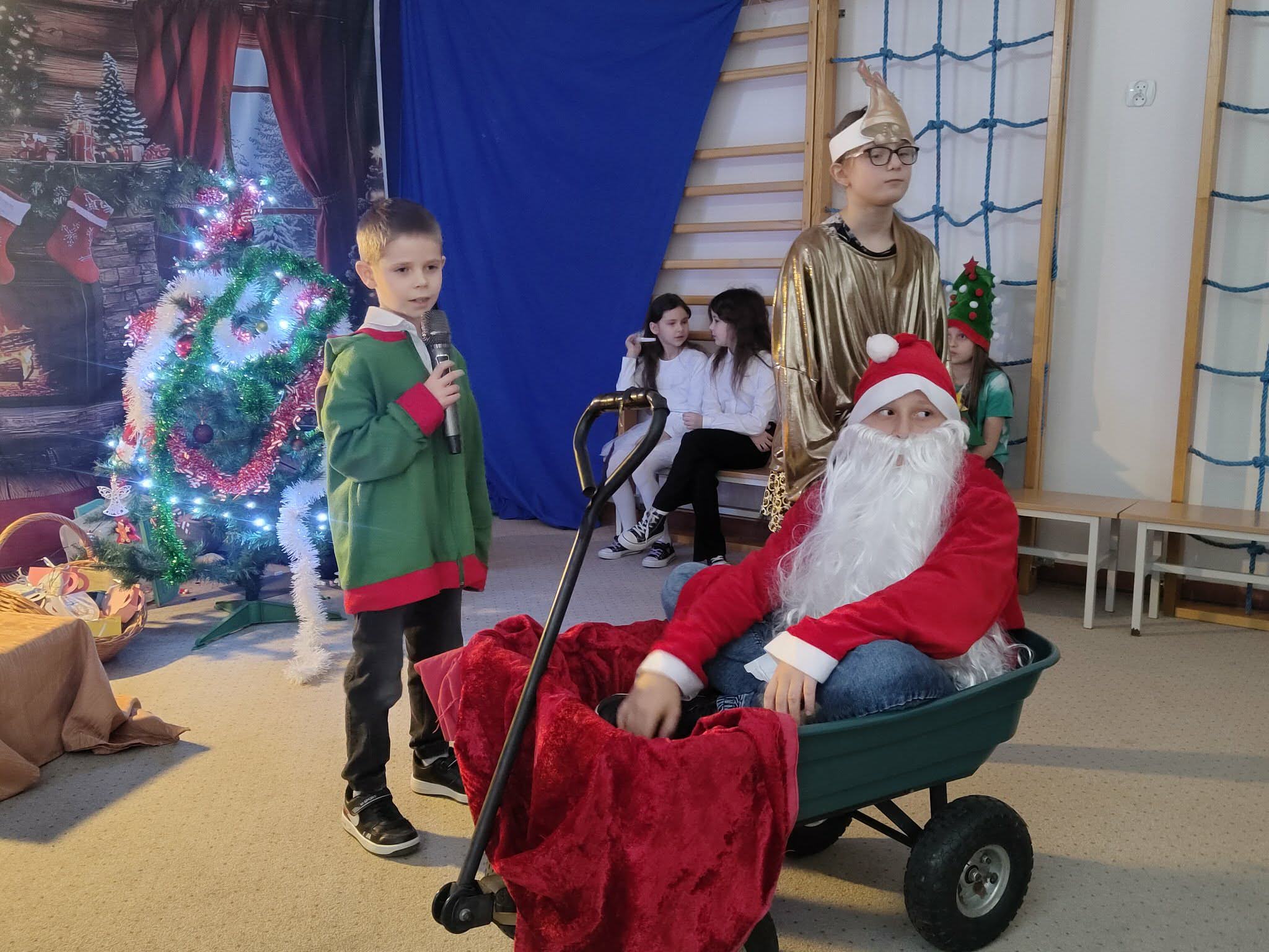 Zdjęcie wykonane podczas występów w SP w Mąkolnie. Przedstawia trzech chłopców recytujących wiersz.