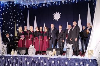 1) Zdjęcie wykonane podczas samorządowego kolędowania w Kramsku. Prezentuje przedstawicieli gminy Sompolno.