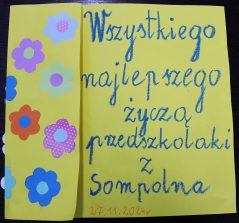 1) Na zdjęciu laurka dla pracowników socjalnych od dzieci z przedszkola