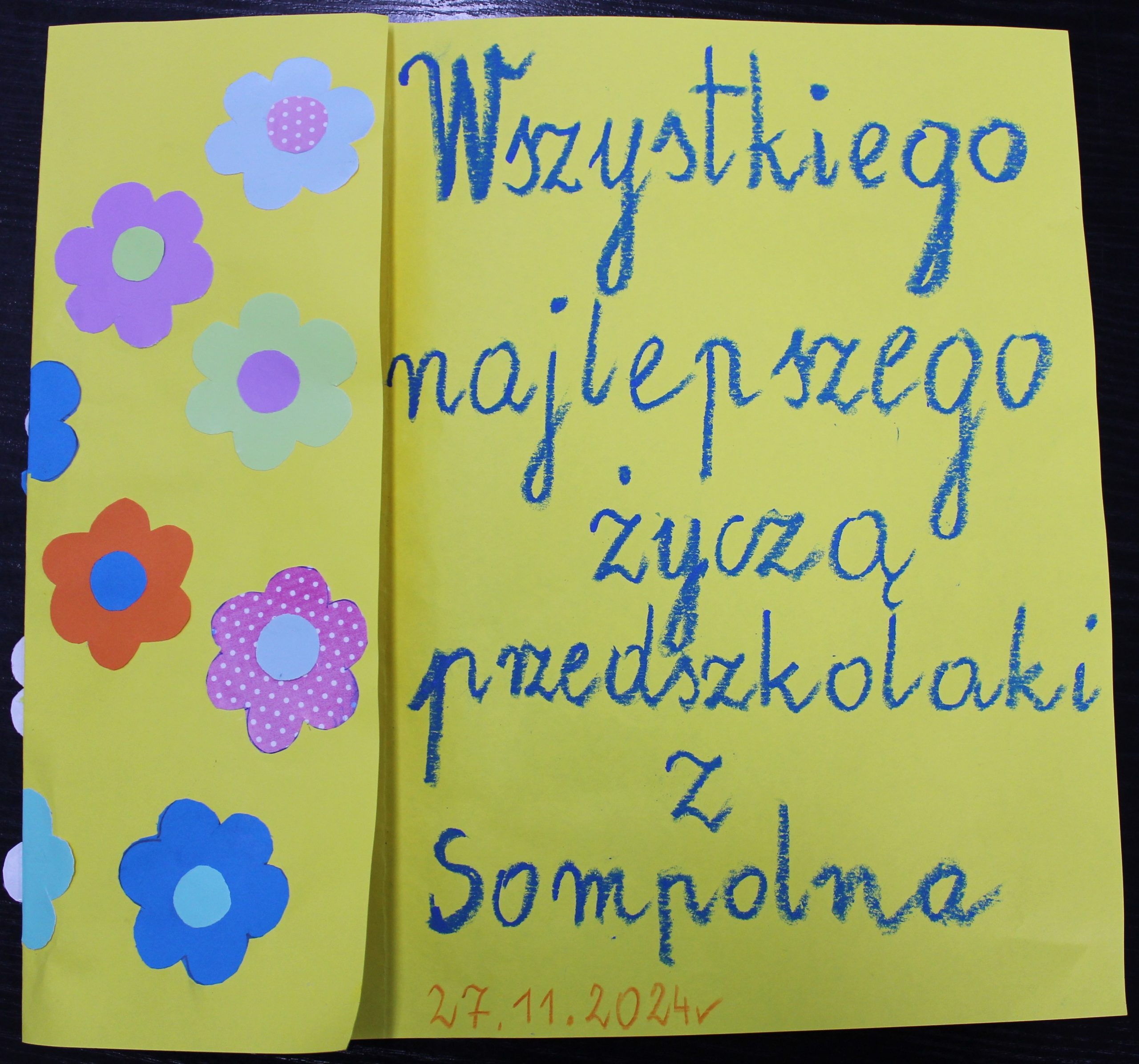 1) Na zdjęciu laurka dla pracowników socjalnych od dzieci z przedszkola