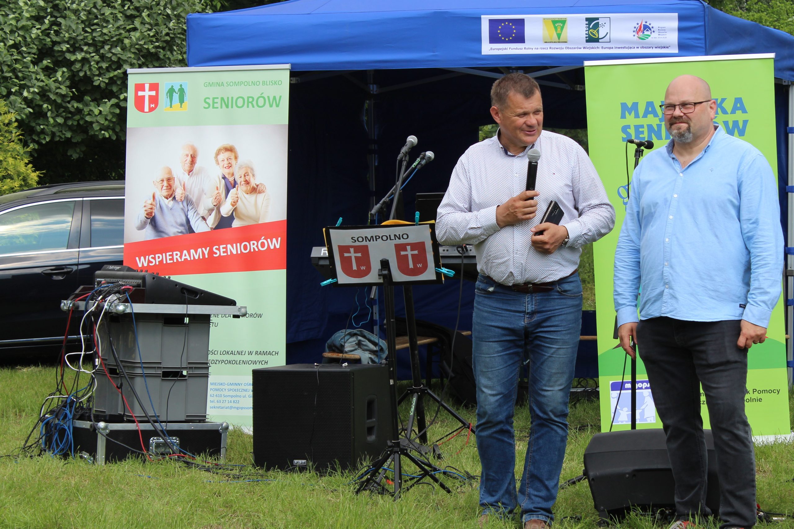 1) Zdjęcie wykonane w parku przy ulicy 11 Listopada. Przedstawia Pana Romana Bednarka – Burmistrza Miasta Sompolna oraz Pana Tomasza Majewskiego – dyrektora Miejsko – Gminnego Ośrodka Pomocy Społecznej w Sompolnie.