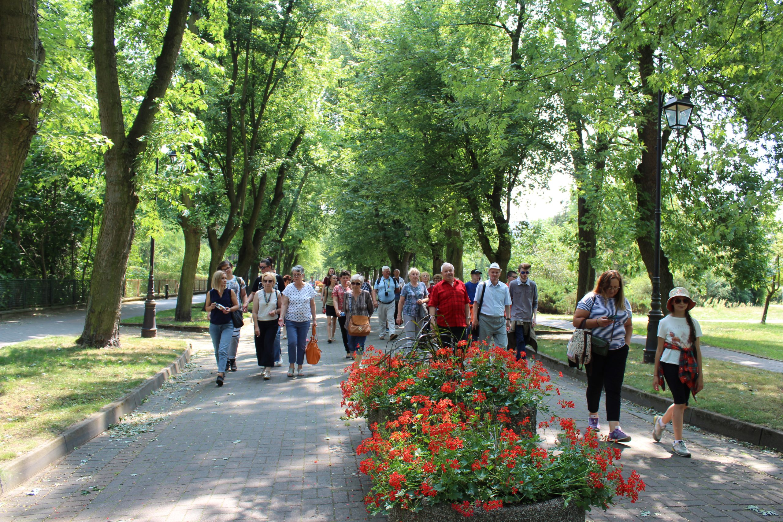 10) Na zdjęciu cała grupa podczas spaceru przez park zdrojowy