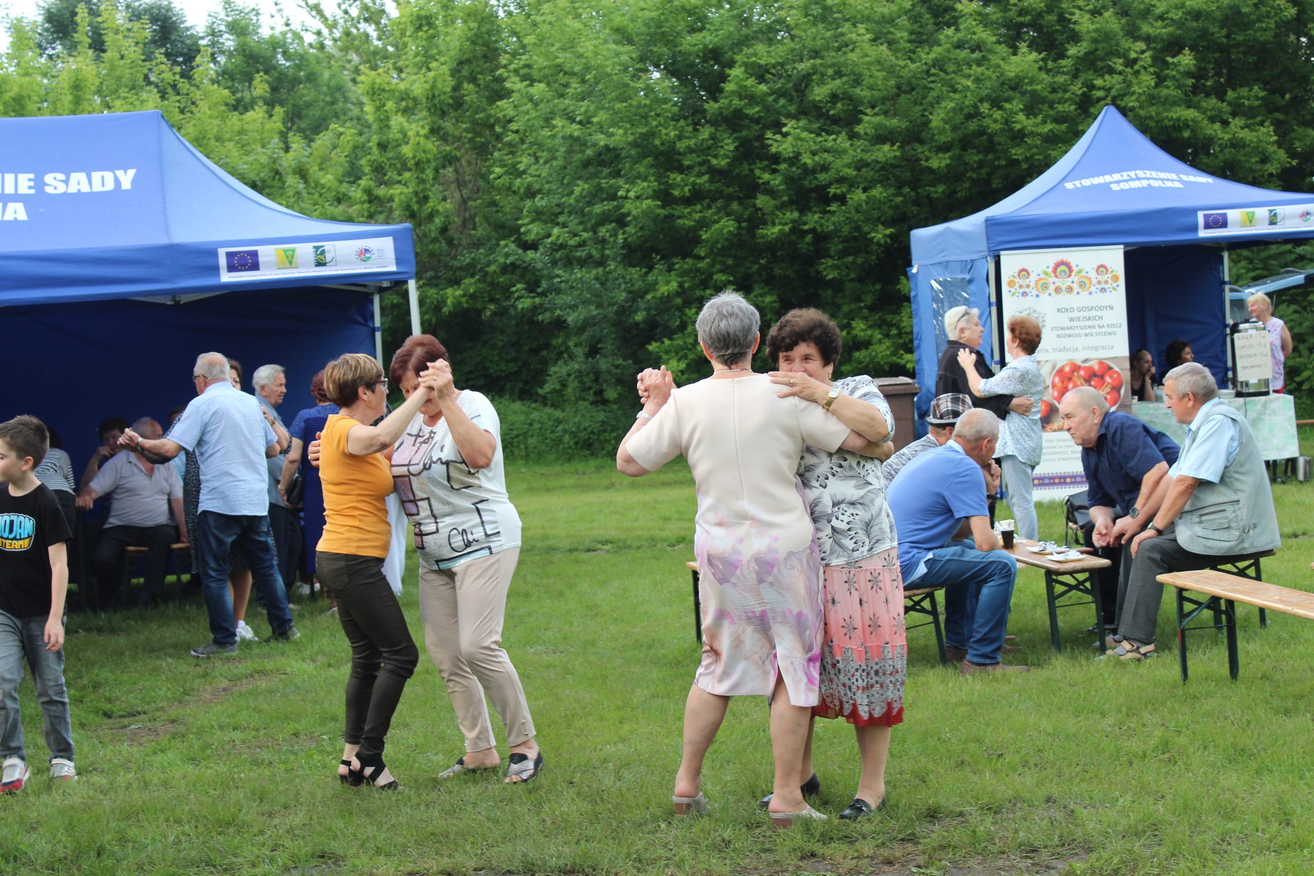 15. Na fotografii uczestnicy majówki tańczący w parach.
