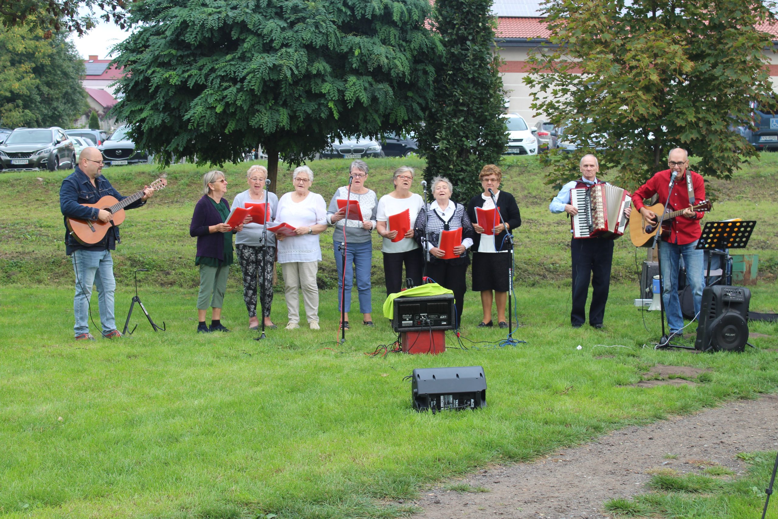 19) Na fotografii zespół Wiecznie Młodzi wraz z Panem Tomaszem Majewskim – Dyrektorem Miejsko – Gminnego Ośrodka Pomocy Społecznej w Sompolnie grającym na gitarze.