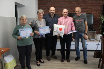 1) Na zdjęciu trójka laureatów quizu o Sompolnie, pozujących do zdjęcia z dyrektorem M-GOPS Tomaszem Majewskim oraz pomysłodawcą quizu – Andrzejem Prętnickim.