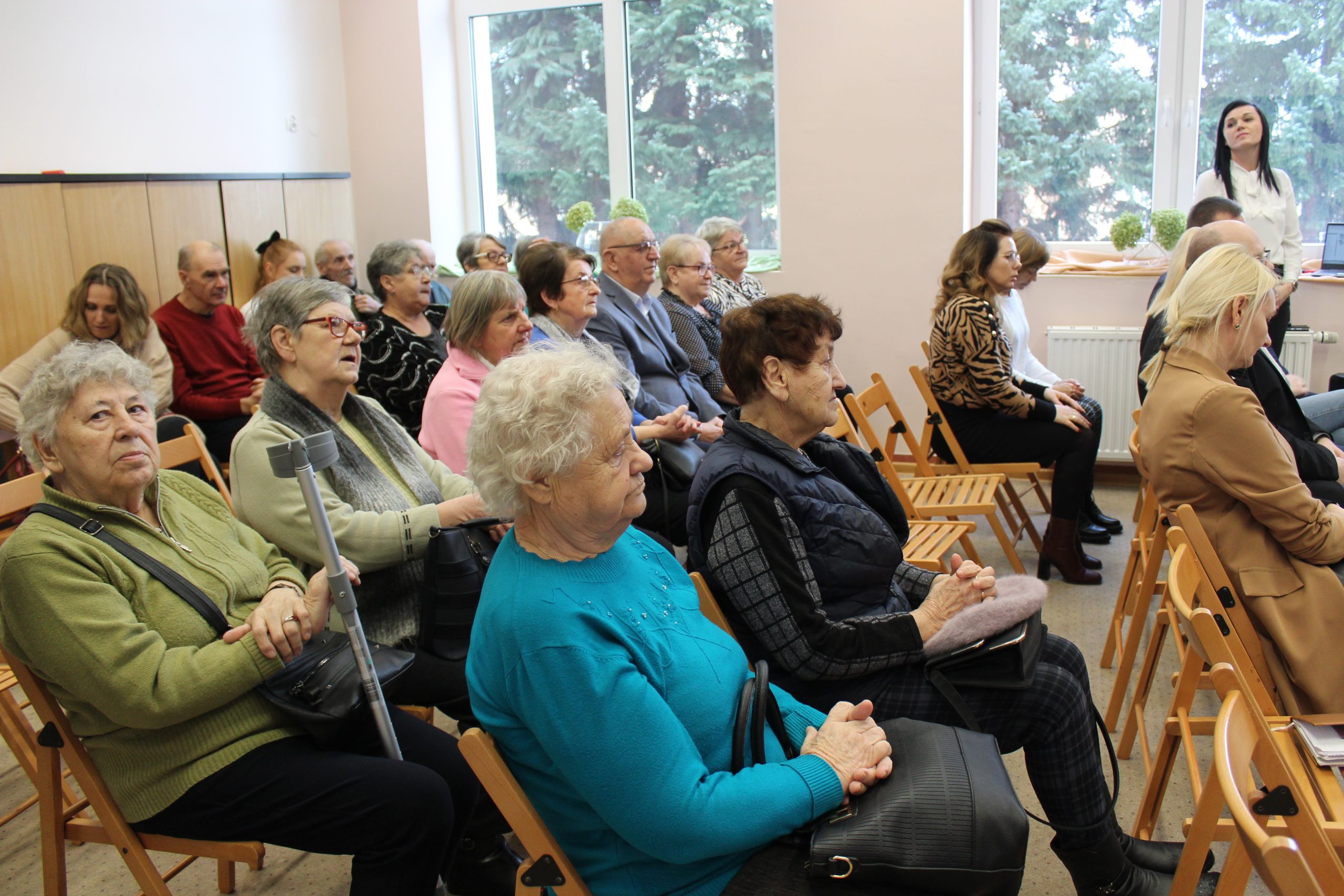 2) Na fotografii seniorzy zaproszeni na przedstawienie szkolnego koła wolontariatu.