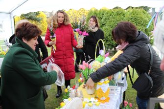 2) Fotografia przedstawia uczestników Kiermaszu Wielkanocnego, oraz wystawców prezentujących wykonane dzieła.