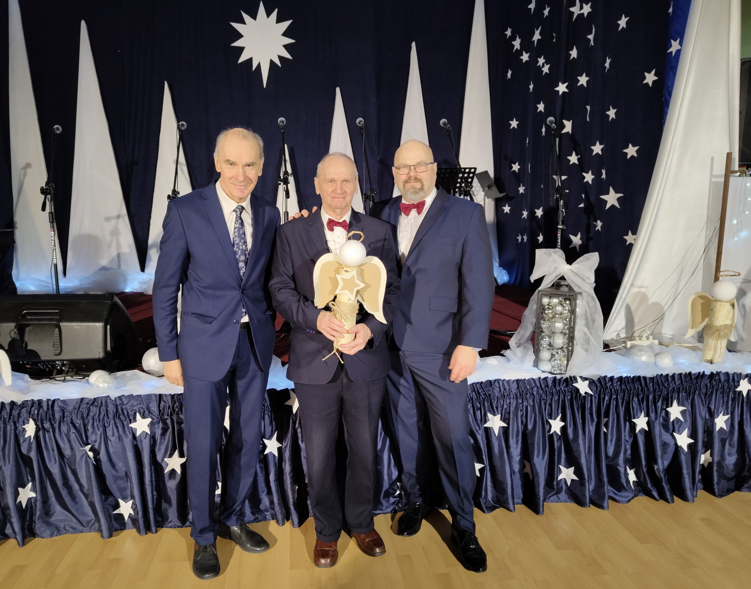 2) Na zdjęciu od lewej: Andrzej Prętnicki – radny, Zygmunt Teodorczyk – przewodniczący seniorów, Tomasz Majewski – dyrektor mgops w Sompolnie.