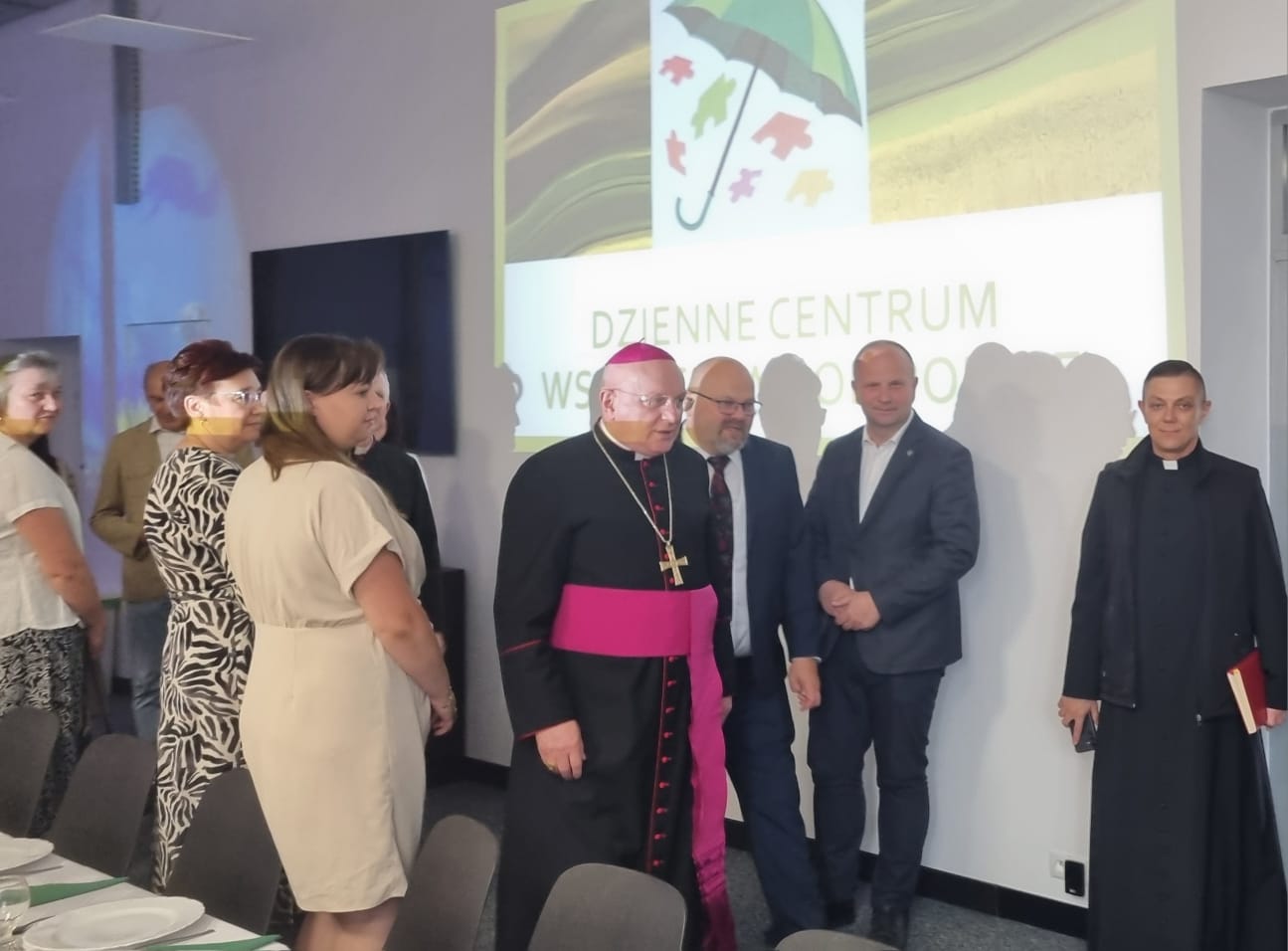 2) Na zdjęciu biskup, burmistrz miasta Sompolno, dyrektor MGOPS, ksiądz oraz pracownicy urzędu i dziennego centrum wsparcia.