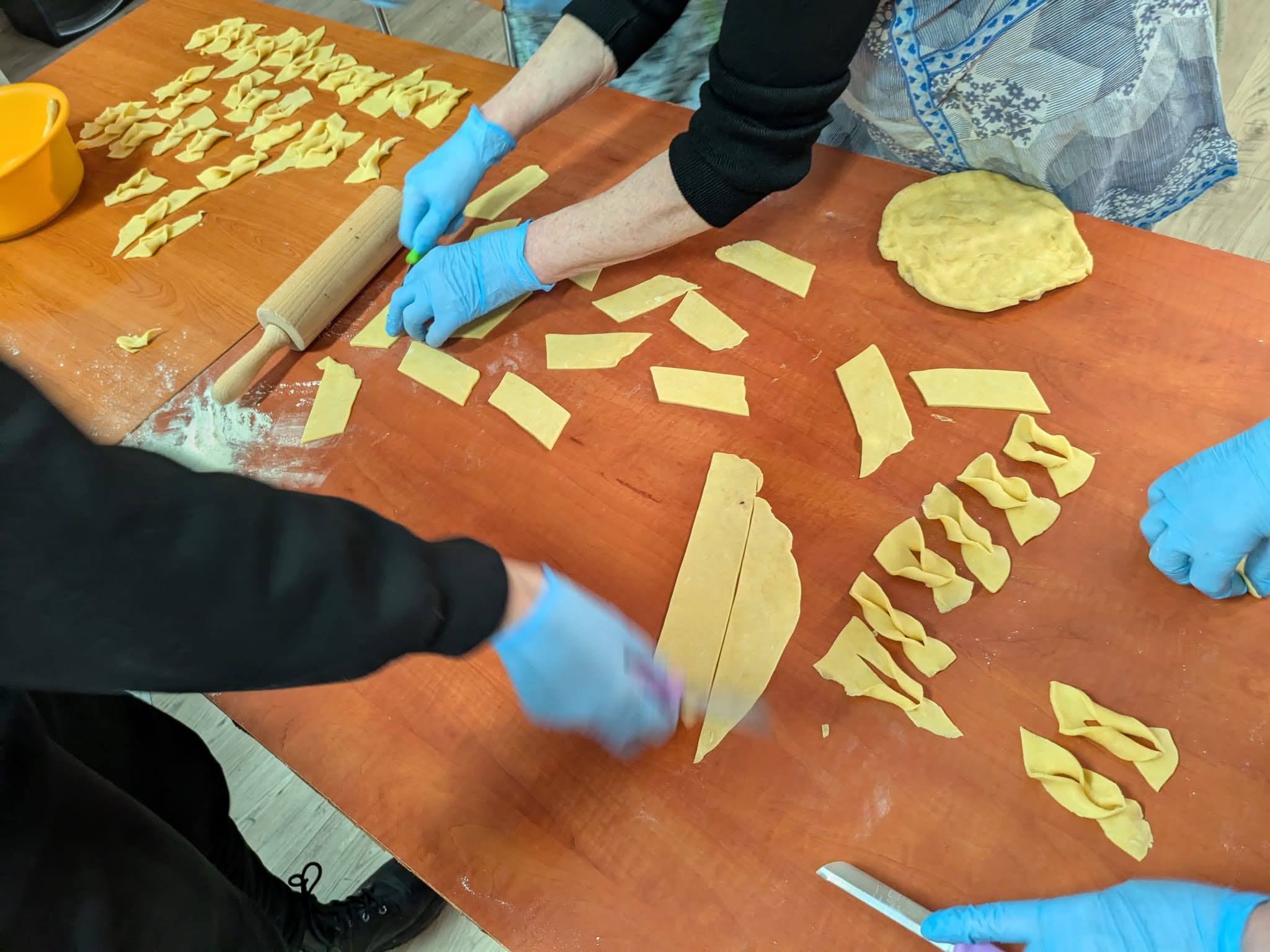 Na zdjęciu stół podczas wykrawania faworków