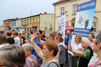 2) Na zdjęciu uczestnicy domu dziennego pobytu i pracownicy miejsko gminnego ośrodka pomocy społecznej w Sompolnie. Po prawej stronie banery mgops i ddp.