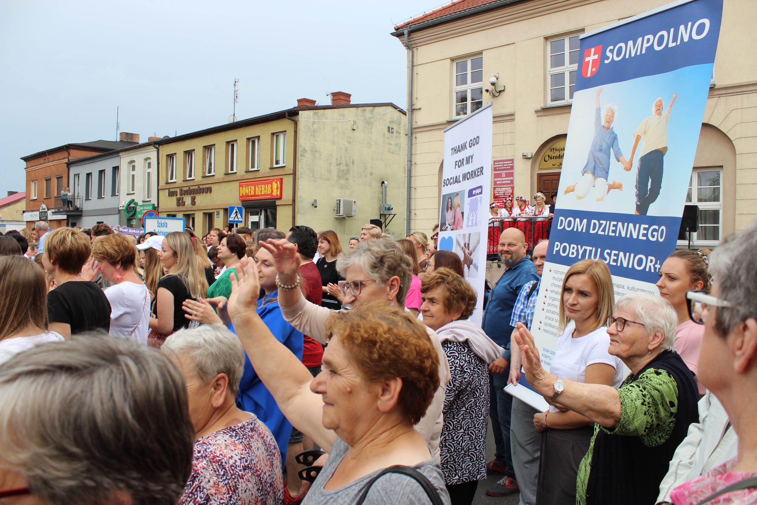 2) Na zdjęciu uczestnicy domu dziennego pobytu i pracownicy miejsko gminnego ośrodka pomocy społecznej w Sompolnie. Po prawej stronie banery mgops i ddp.