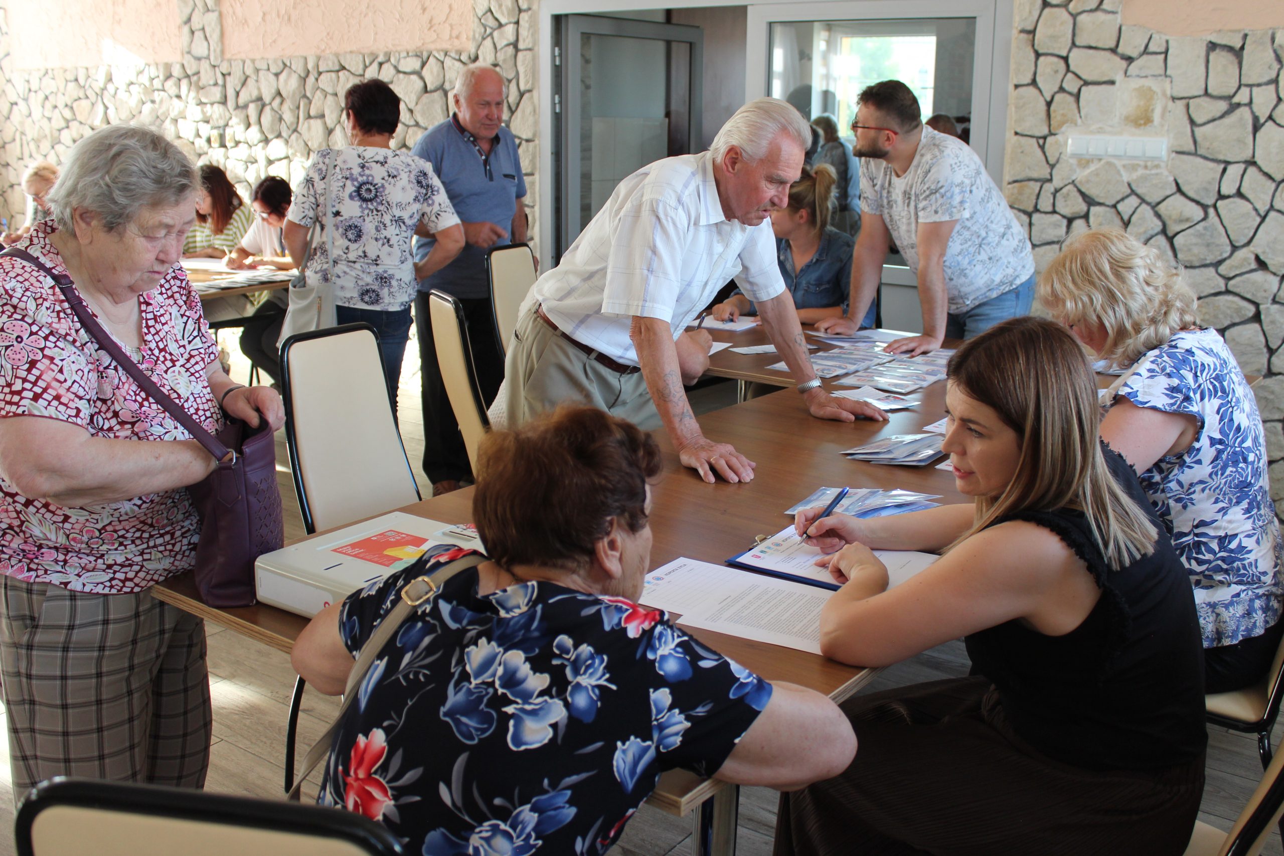 2) Na zdjęciu pracownicy MGOPS w Sompolnie zapisujące osoby pobierające sompoleńską kopertę życia