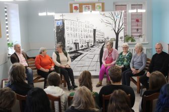 2) Na zdjęciu widać publiczność, scenografię oraz aktorów odgrywających przedstawienie pt. „Ławeczka”