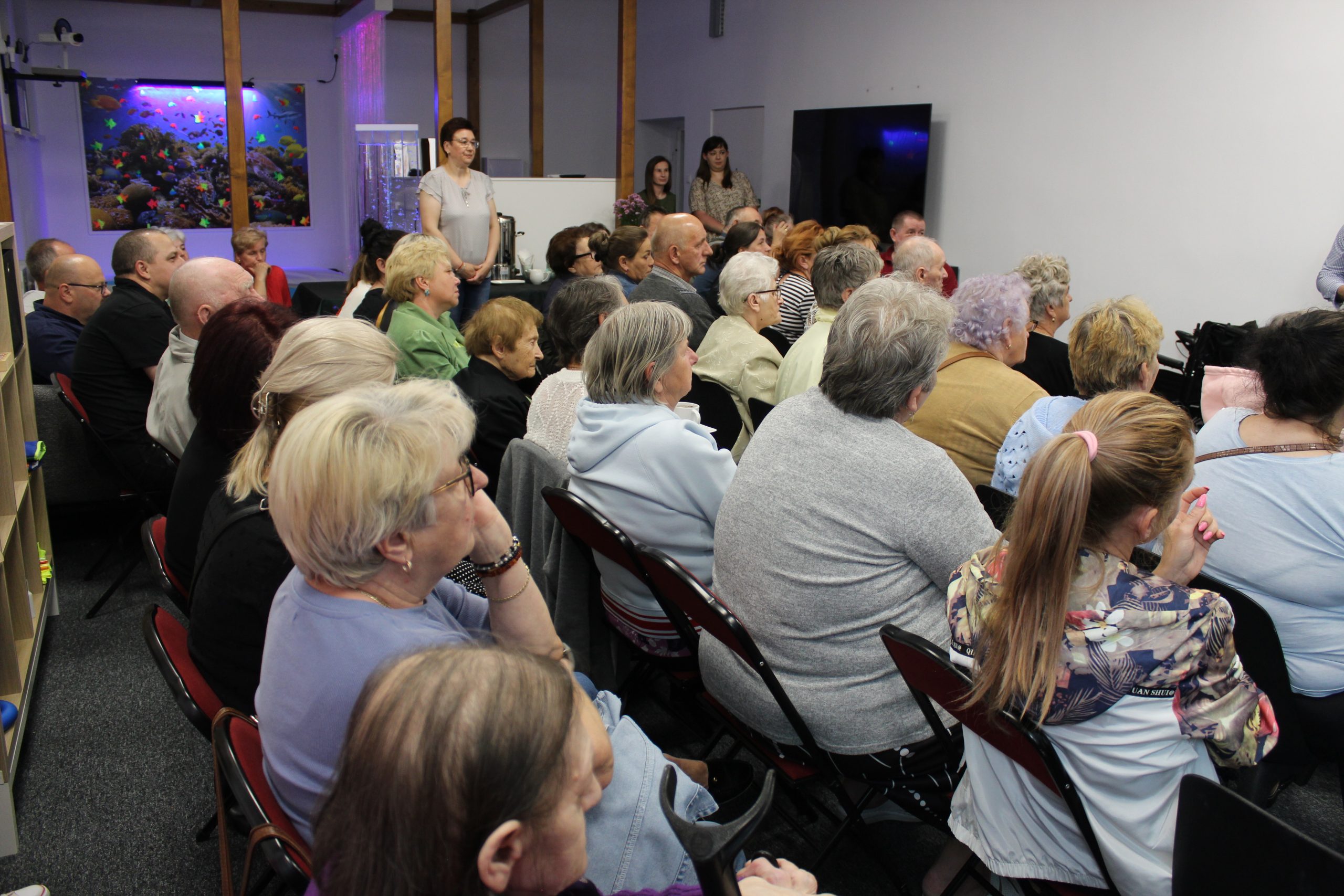 3) Na fotografii uczestnicy spotkania na temat refundacji sprzętu rehabilitacyjnego oraz pracownicy DCW.