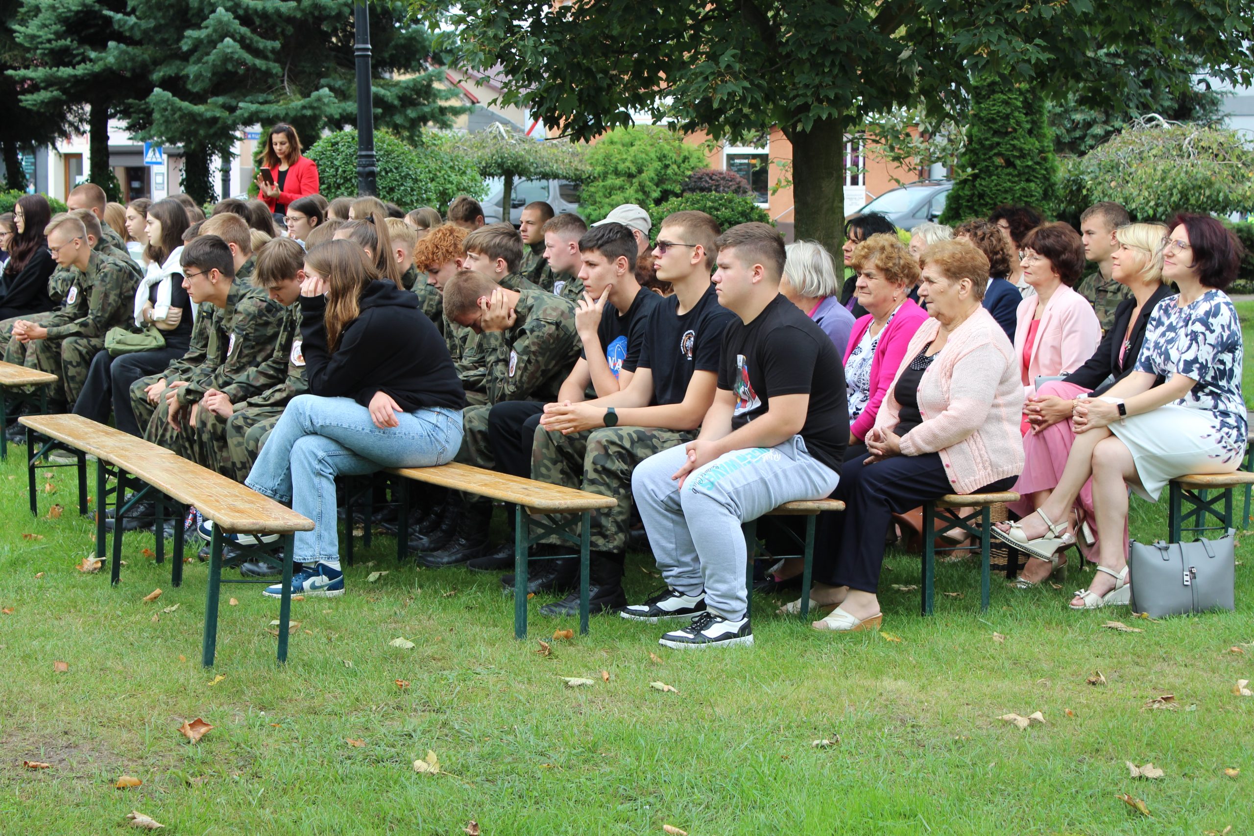 3) Na fotografii młodzież, seniorzy oraz bibliotekarki słuchający fragmentu lektury.