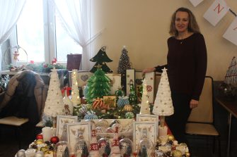 3) Na fotografii opiekunka osób starszych prezentująca stanowisko seniorów.