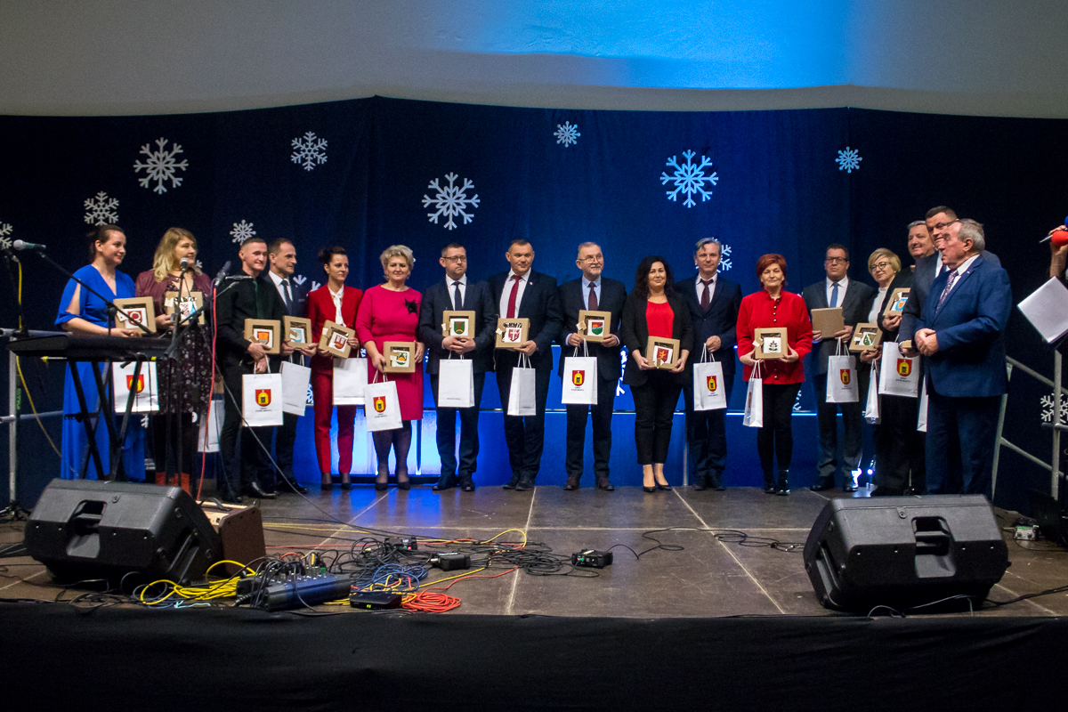 3) Na fotografii przedstawiciele gmin biorących udział w XVI samorządowym kolędowaniu.