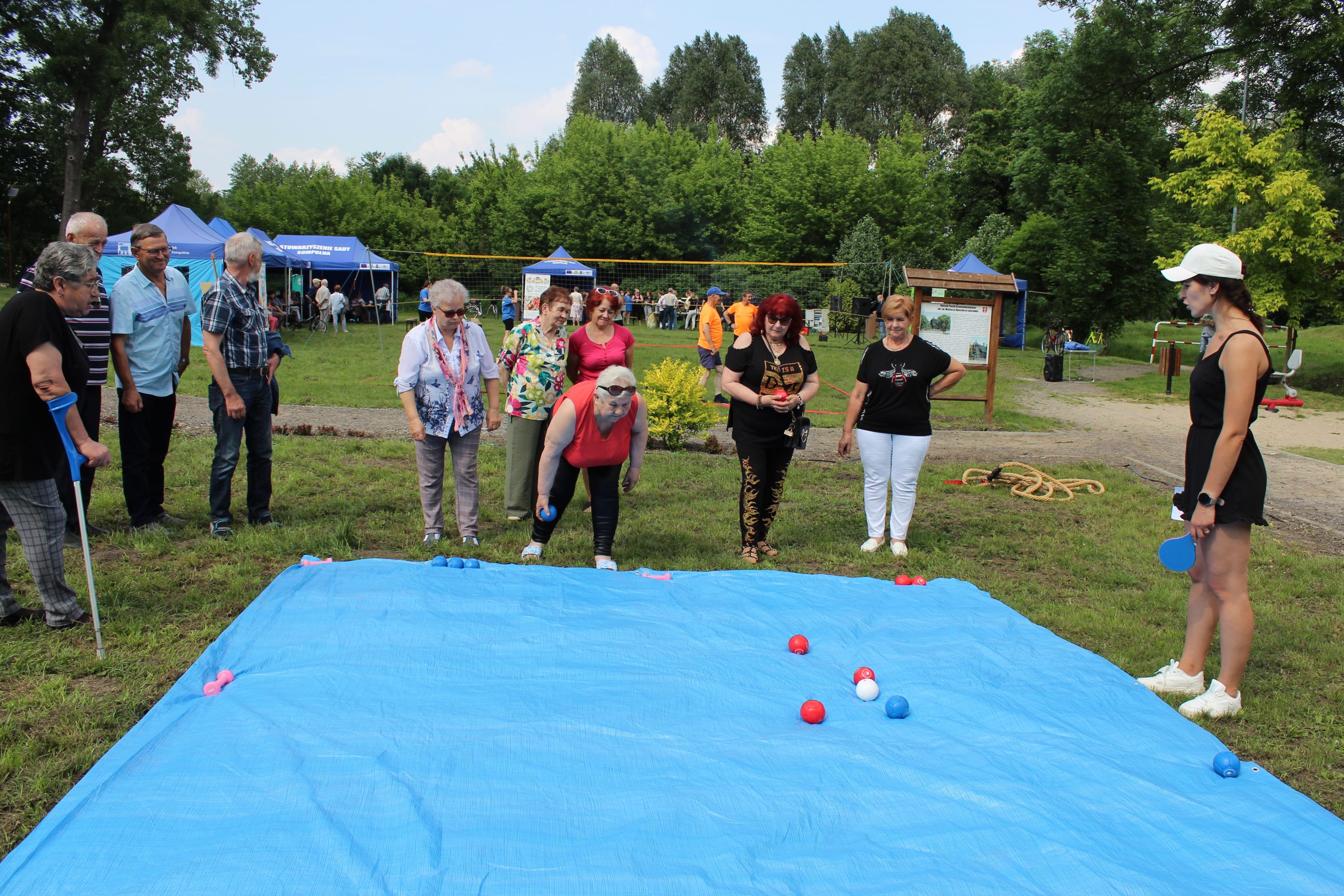 4. Na zdjęciu uczestnicy Majówki Seniora rozgrywający turniej bocce.