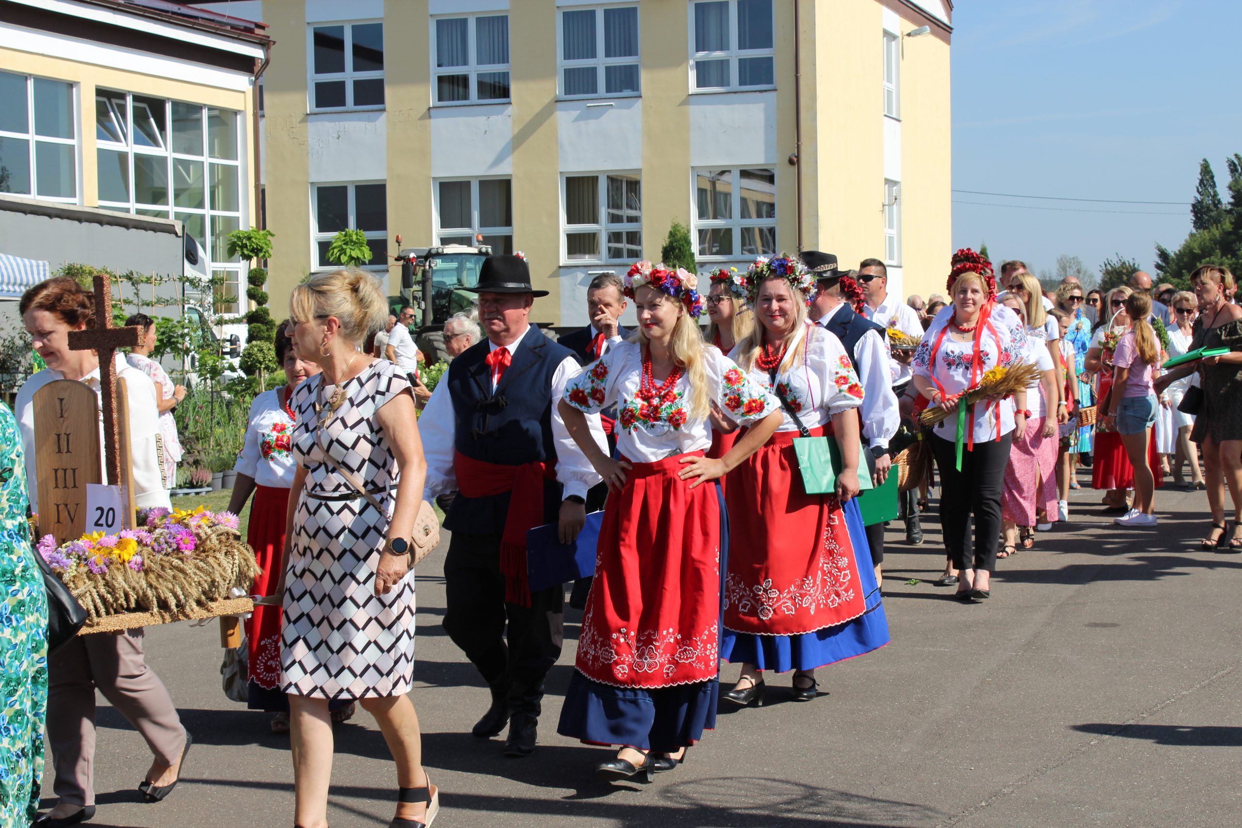 4) Na zdjęciu korowód dożynkowy w strojach ludowych.