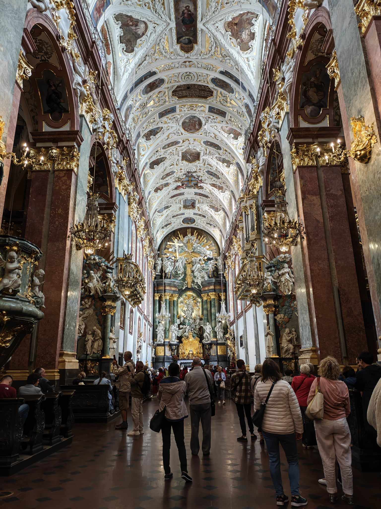 4) Zdjęcie wykonane w bazylice jasnogórskiej