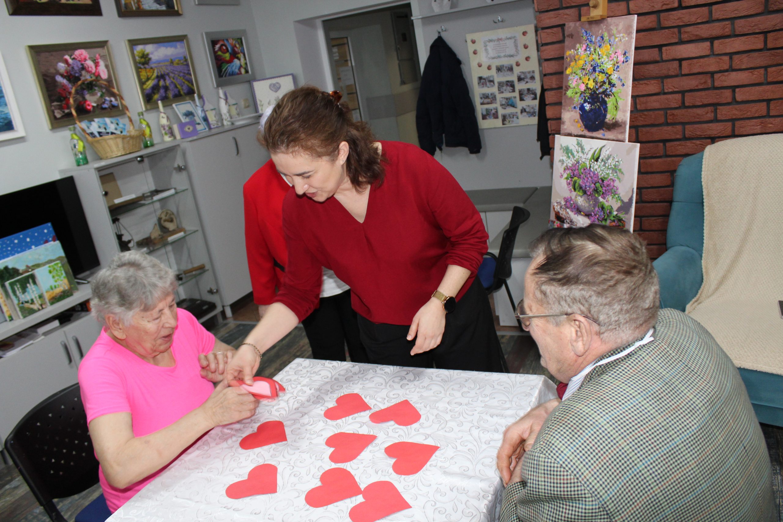 Za zdjęciu seniorzy uczestniczący w zabawie memorki wraz z terapeutką