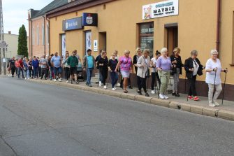 4) Na zdjęciu uczestnicy marszu nordic walking idący ulicą 11 Listopada.