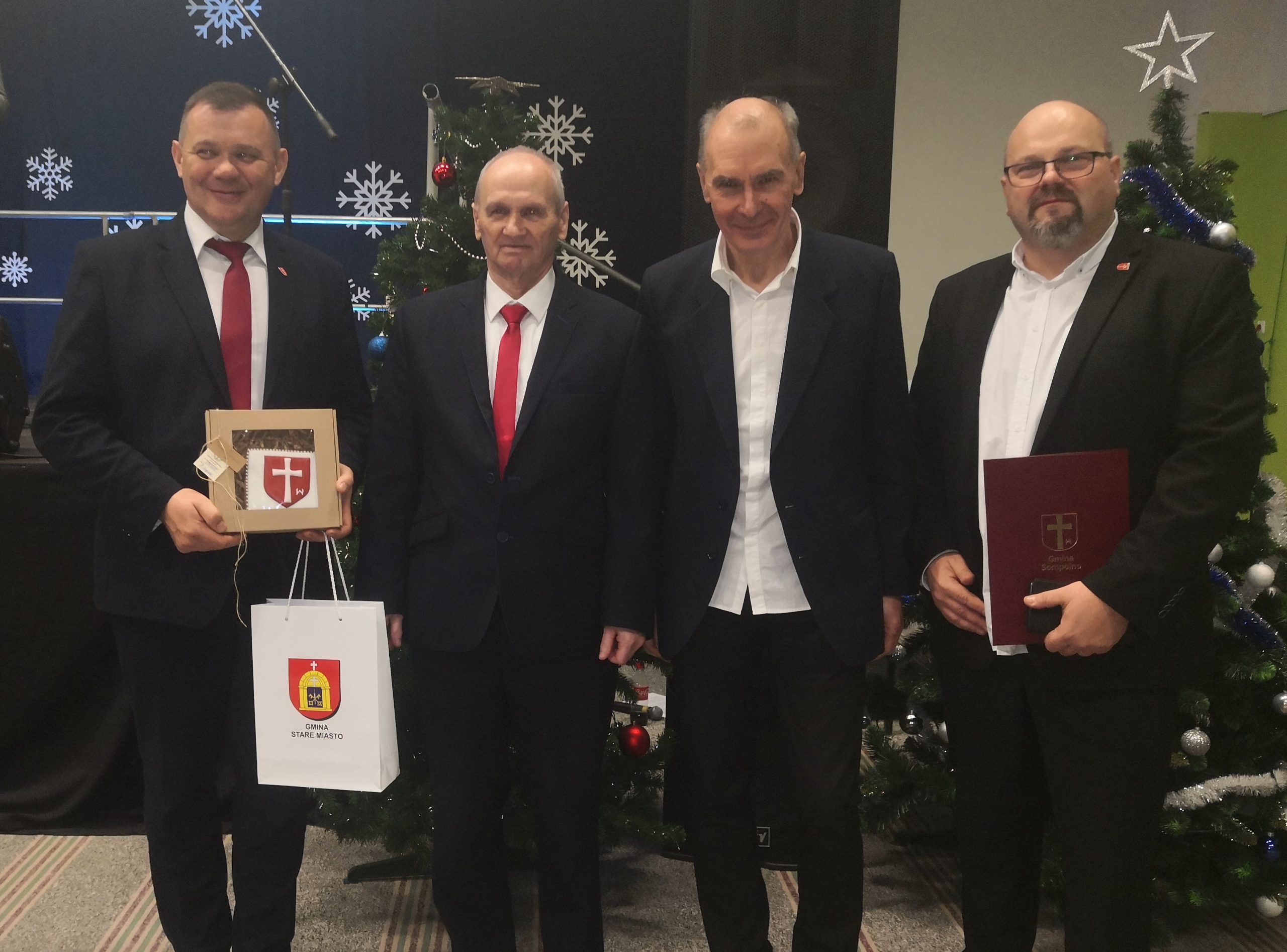 4) Na zdjęciu przedstawiciele gminy Sompolno biorący udział w kolędowaniu w Żychlinie.