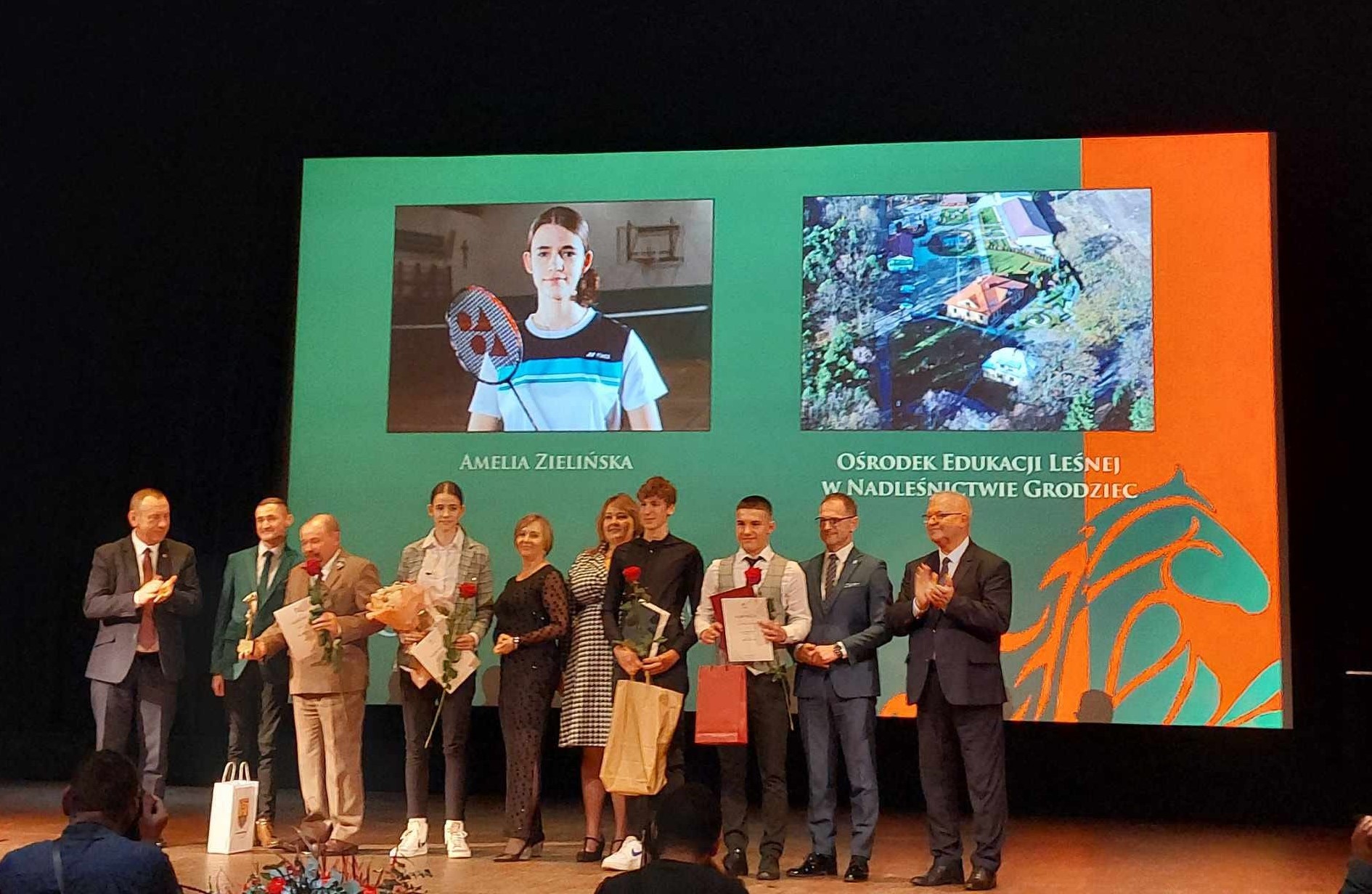 1) Zdjęcie wykonane podczas 24 Gali Powiatu Konińskiego. Widać na nim nominowanych i nagrodzonych z kategorii sport i turystyka, a wśród nich nasza badmintonistka – Amelia Zielińska.