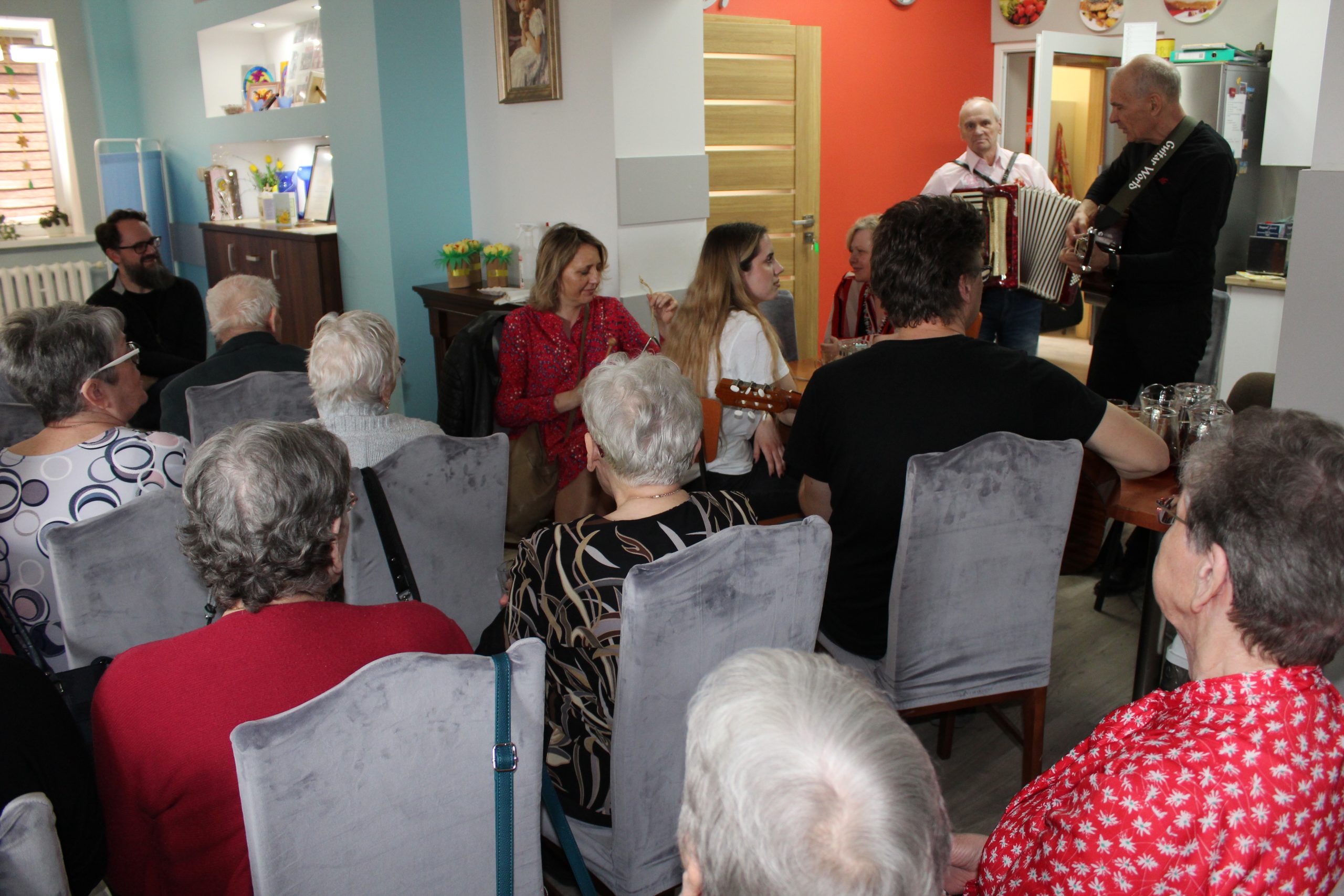 5) Zdjęcie przedstawia uczestników ddp oraz zaproszonych gości podczas wspólnego śpiewu.