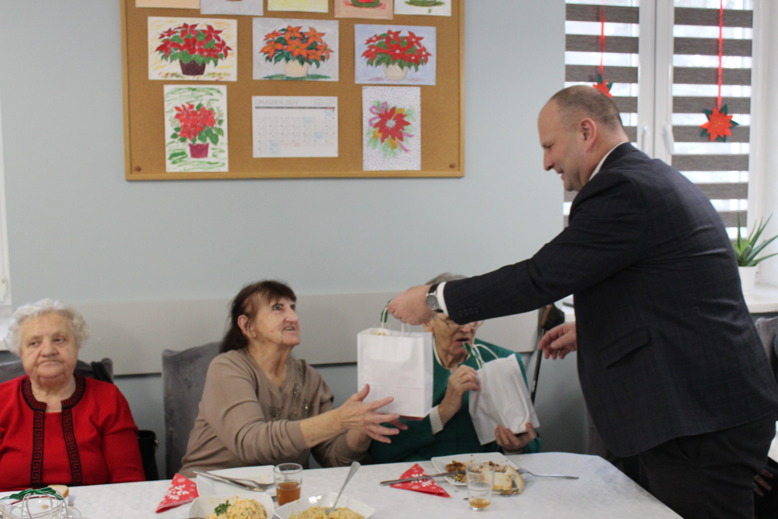 5) Na fotografii burmistrz miasta Sompolna wręczający prezenty uczestnikom