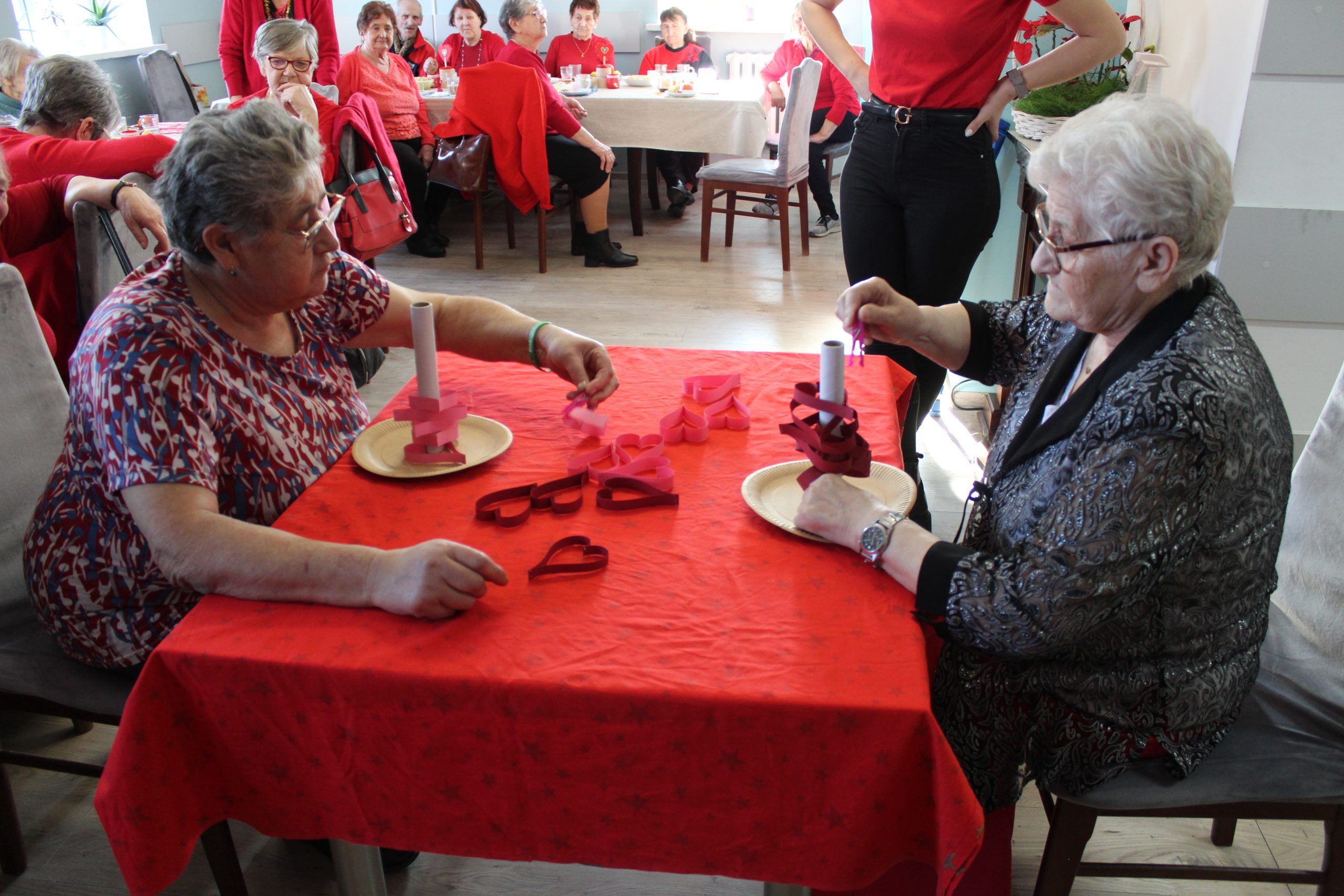 Na fotografii dwie seniorki grające w grę zręcznościową.