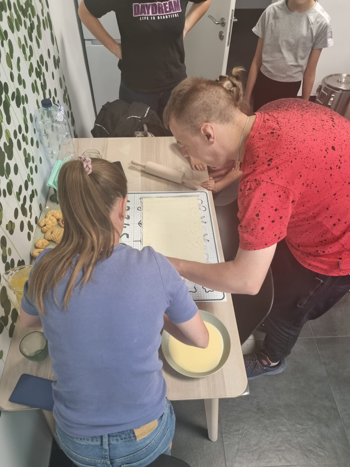 5) Uczestnicy podczas zajęć kulinarnych w DCW