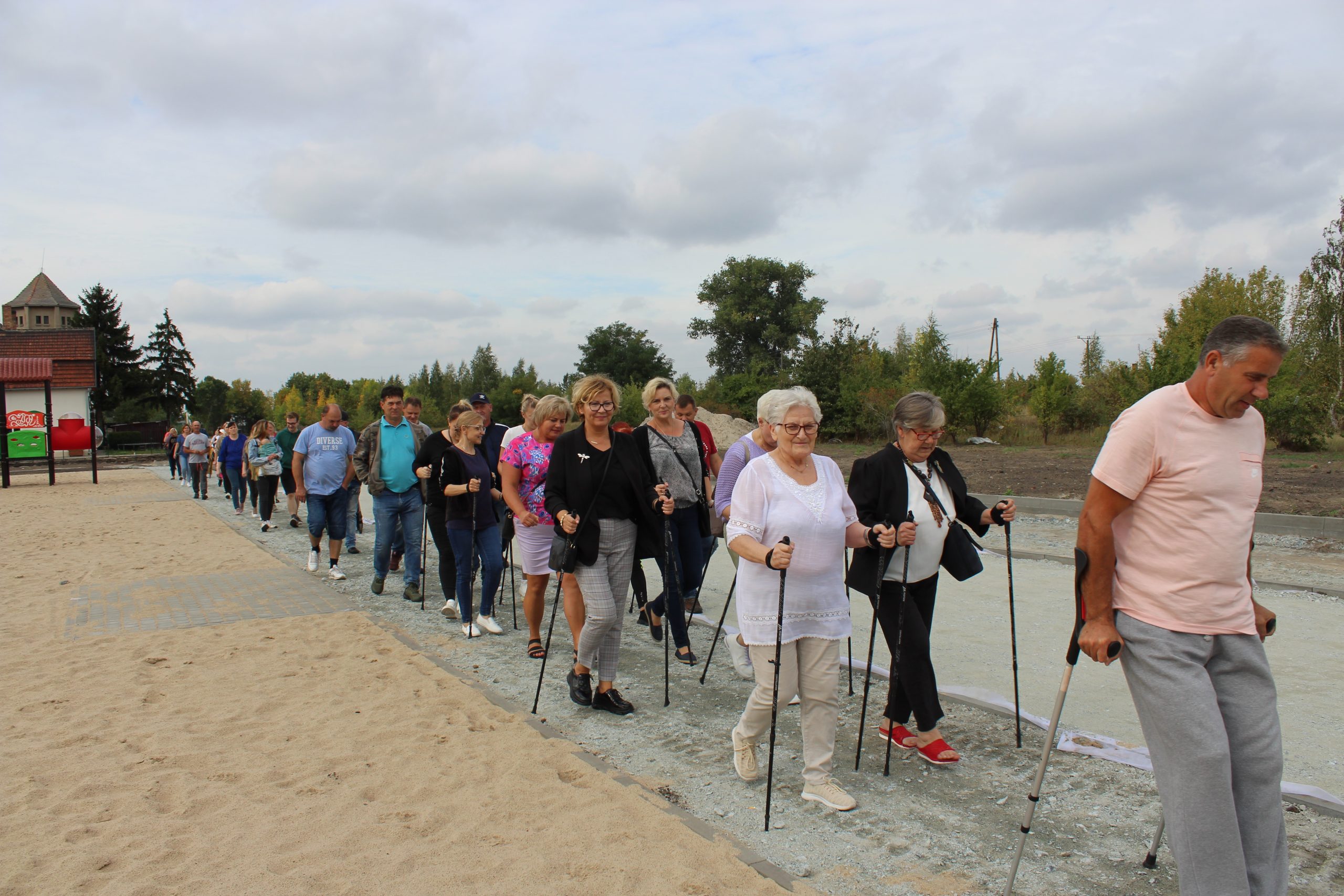 5) Fotografia przedstawia uczestników marszu na miejscu dawnej kolei wąskotorowej w Sompolnie.